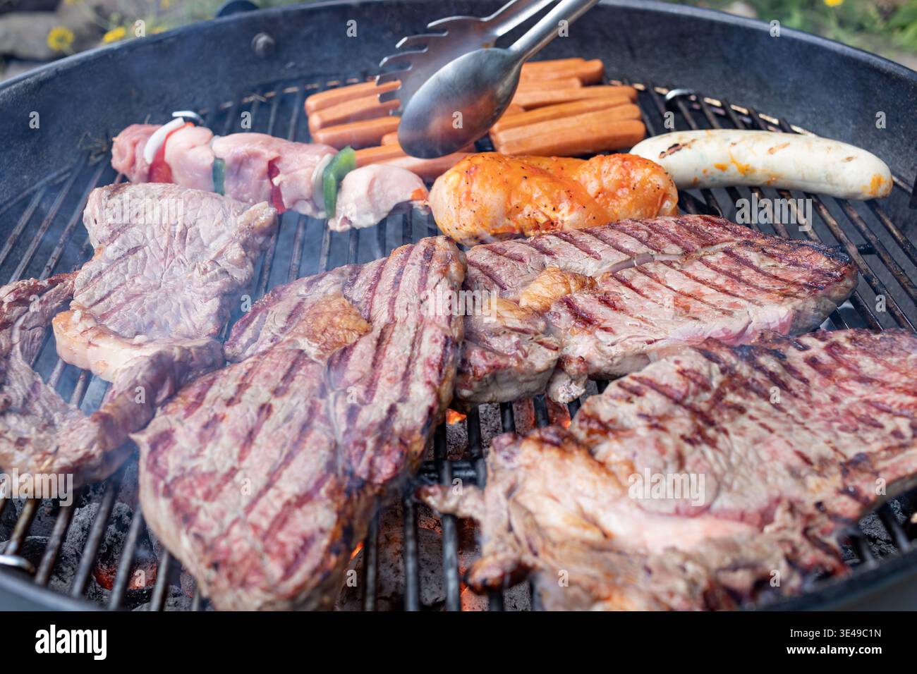 Rindersteaks auf einem Holzkohlegrill Stockfoto