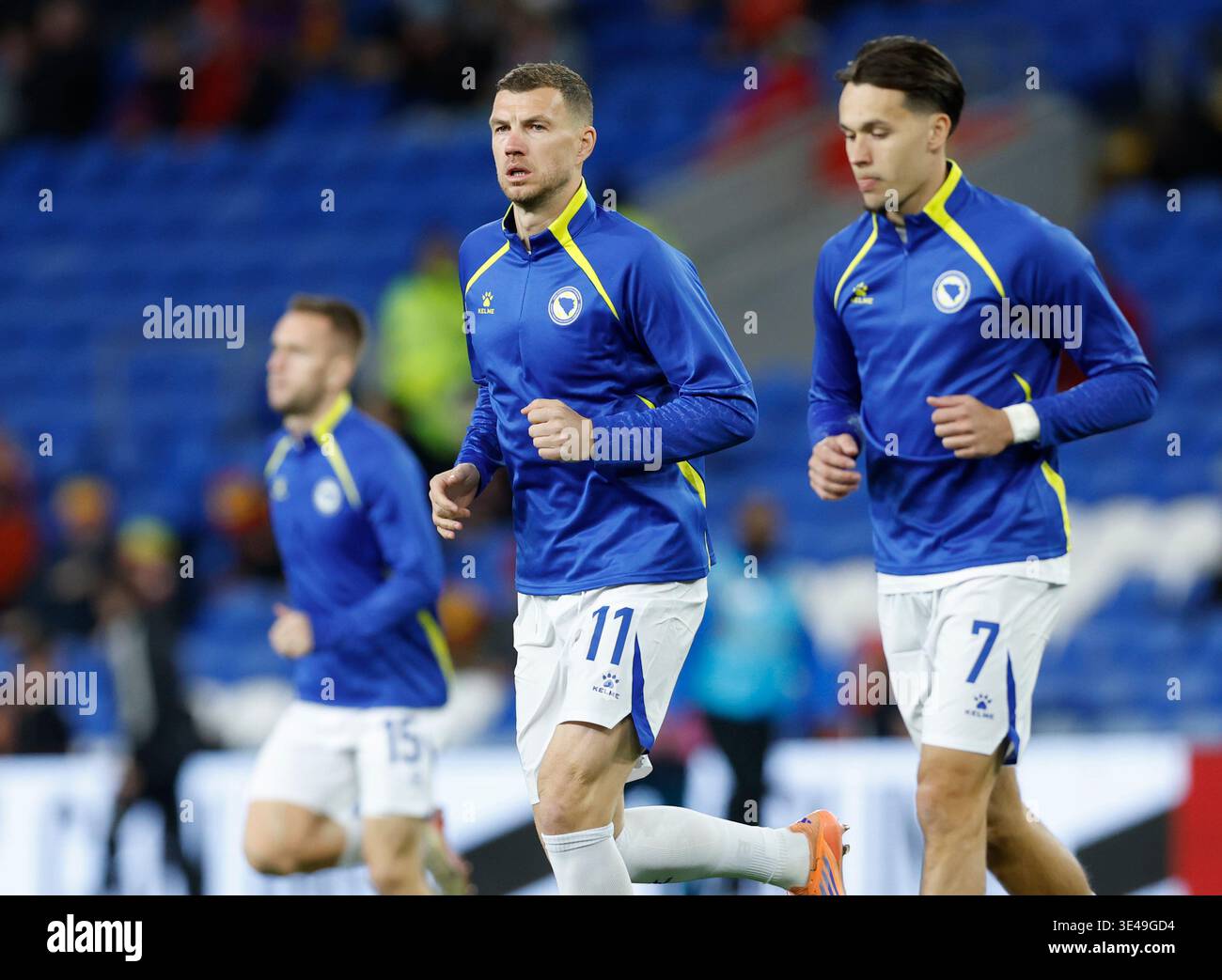 Cardiff, Großbritannien. März 2026. Edin Dzeko aus Bosnien und Hercegovinia (c) und Amar Dedic aus Bosnien und Hercegovinia wärmen sich auf, bevor das Halbfinalspiel im Cardiff City Stadion in Cardiff im Finale der FIFA Fussball-Weltmeisterschaft Wales gegen Bosnien-Herzegowina ausgetragen wird. Der Bildnachweis sollte lauten: Cody Froggatt/Sportimage Credit: Sportimage Ltd/Alamy Live News Stockfoto
