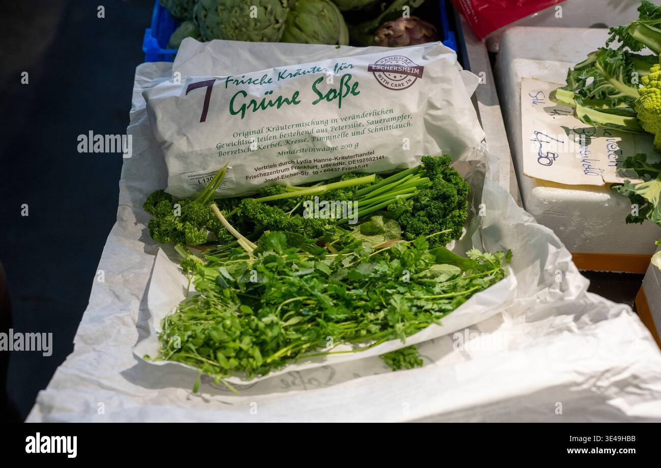 26. März 2026, Hessen, Frankfurt/Main: In der Kleinmarkthalle werden Packungen mit den Zutaten für die traditionelle Frankfurter Grüne Sauce angeboten. Die Zusammensetzung von sieben Kräutern (Borage, Kerbel, Kresse, Petersilie, burnet, Sauerampfer und Schnittlauch) ist seit 2016 ein Spezialerzeugnis mit geschützter geografischer Angabe (g.g.A.) unter der Bezeichnung "Frankfurter Grüne Soße" oder "Frankfurter Grie Soß". Foto: Andreas Arnold/dpa Stockfoto
