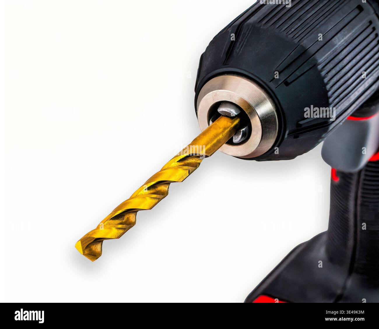 Nahaufnahme eines goldfarbenen Bohrers in einem Akku-Bohrer. Stockfoto