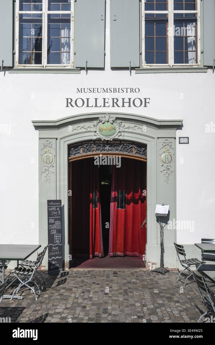 Eingangsbereich zum Museumsbistro Rollerhof mit Dining im Freien am Münsterplatz, Altstadt, Basel-Stadt, Kanton Basel, Schweiz Stockfoto
