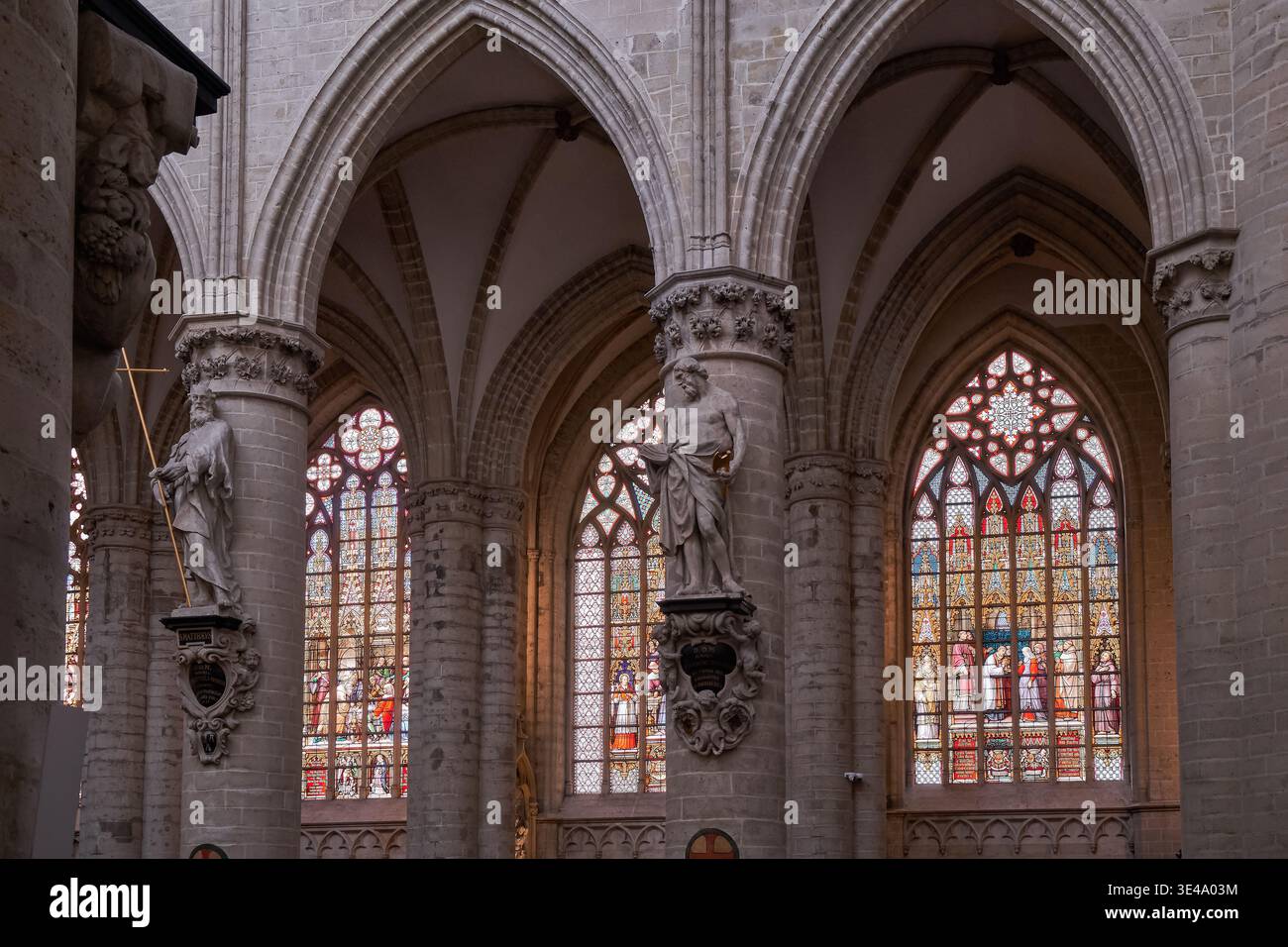 Gotische Bögen und Apostelstatuen - Brüssel, Belgien Stockfoto