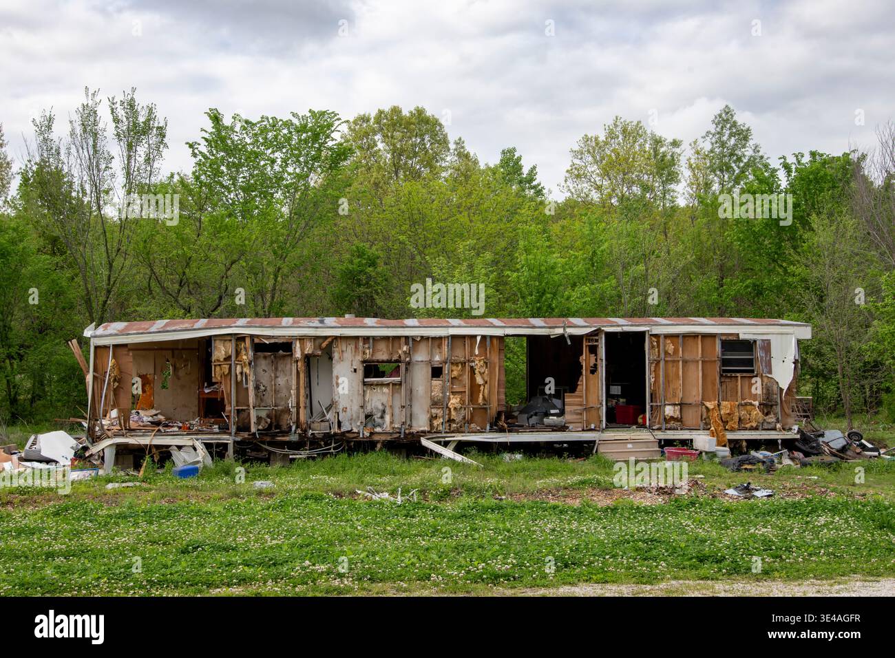 Galena, Kansas. Abgebranntes und heruntergekommenes Mobilheim. Stockfoto