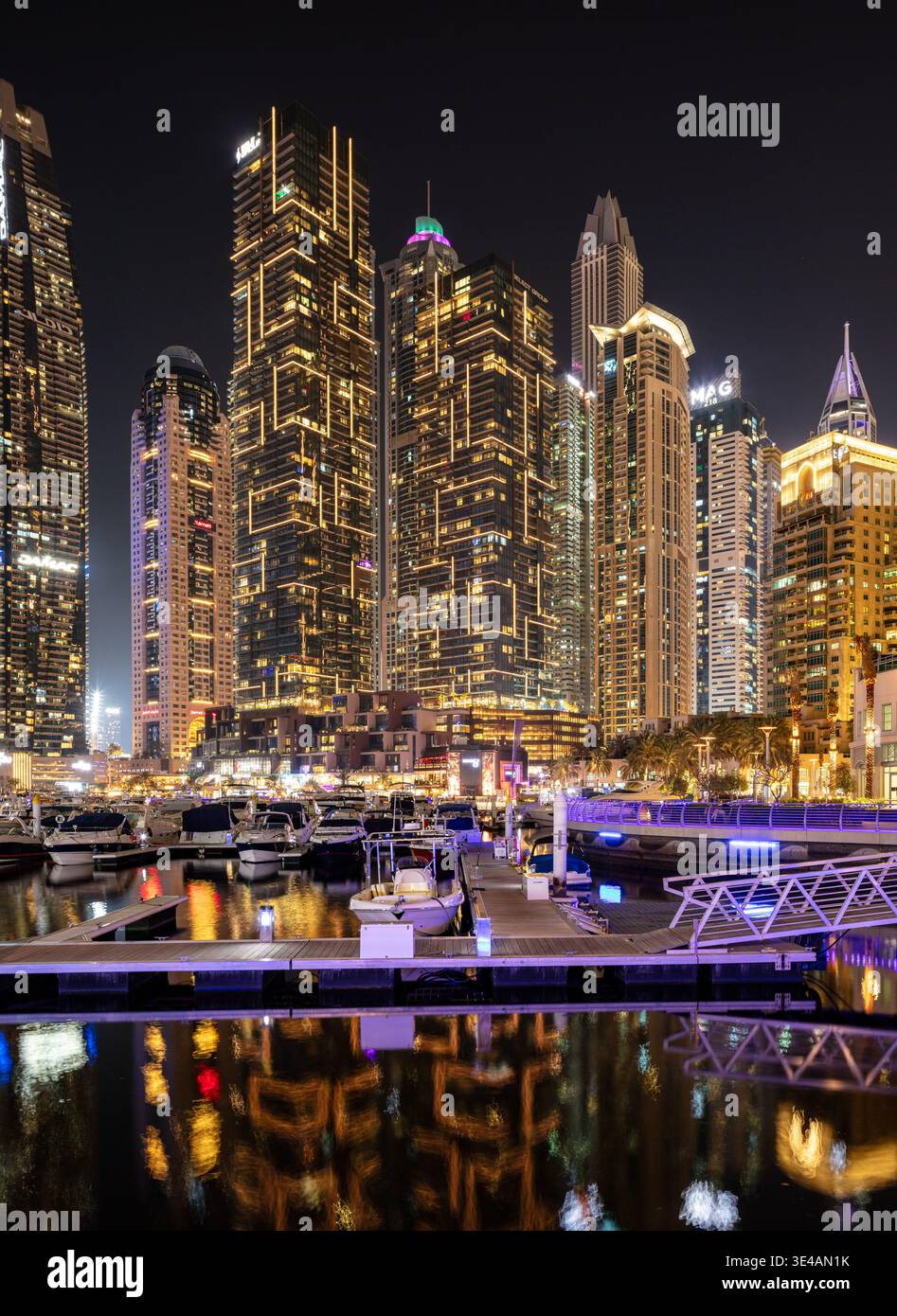 Dubai Marina Skyline bei Nacht mit beleuchteten Wolkenkratzern und luxuriösen Reflexionen am Wasser, Vereinigte Arabische Emirate Stockfoto