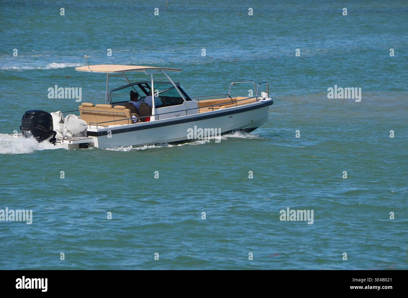 Motorboot mit einem Außenbordmotor Stockfoto