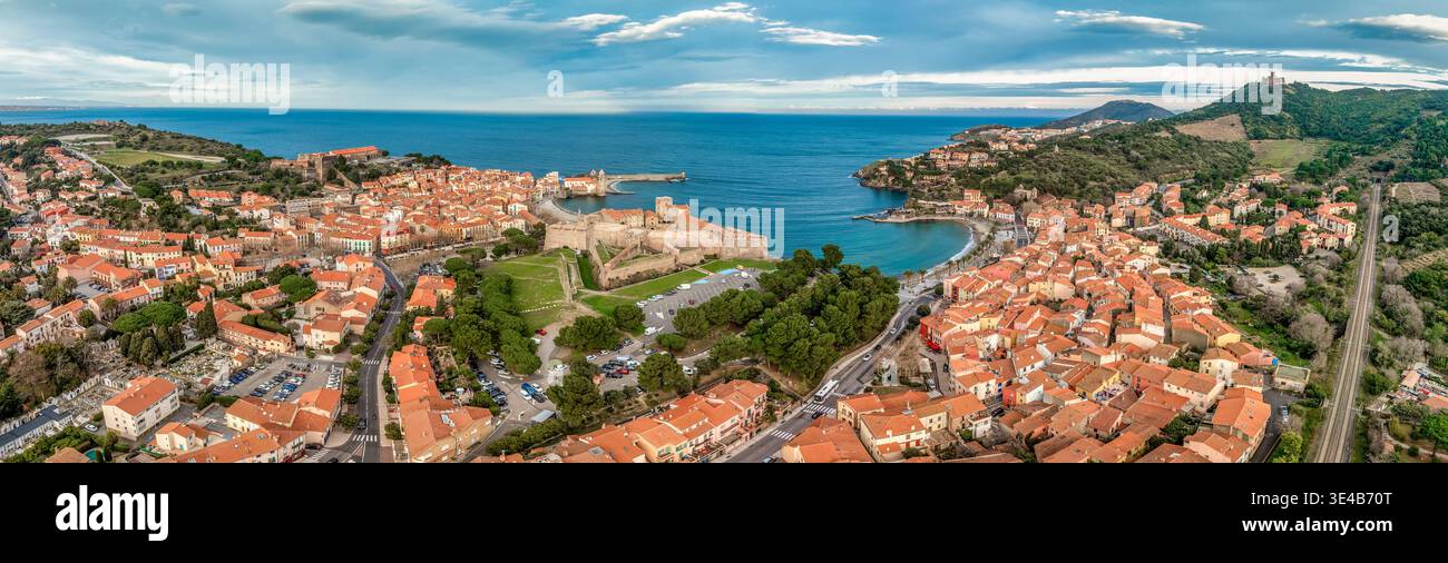 Lebhaftes Nachmittagslicht über dem Strand von Collioure – berühmter Glockenturm und königliches Schloss an der französischen Riviera – Pyrénées-Orientales – romantisches mediterranes A Stockfoto