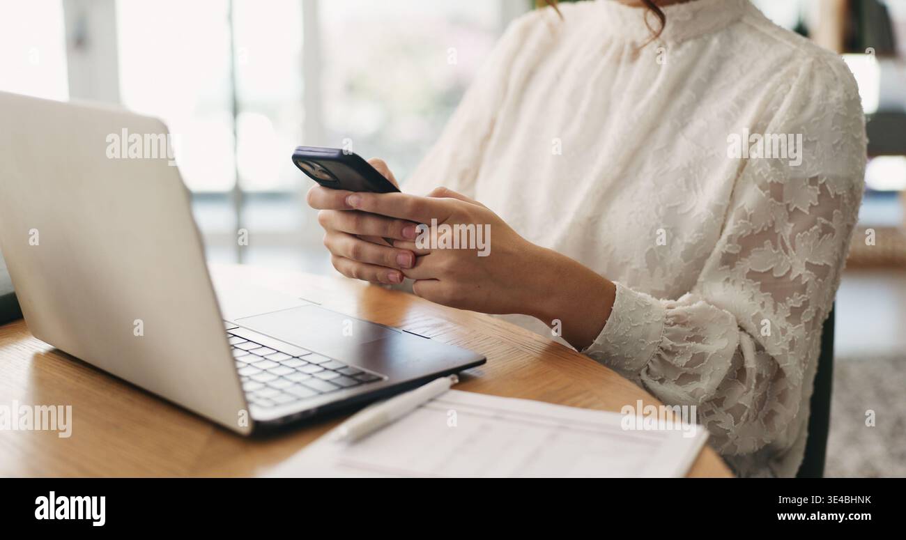 Hände, Telefon und SMS mit Fernzugriff von zu Hause aus mit Laptop, Dokumenten oder Kontakt im Wohnzimmer. Person, Smartphone und pc mit Tippfunktion im Haus Stockfoto