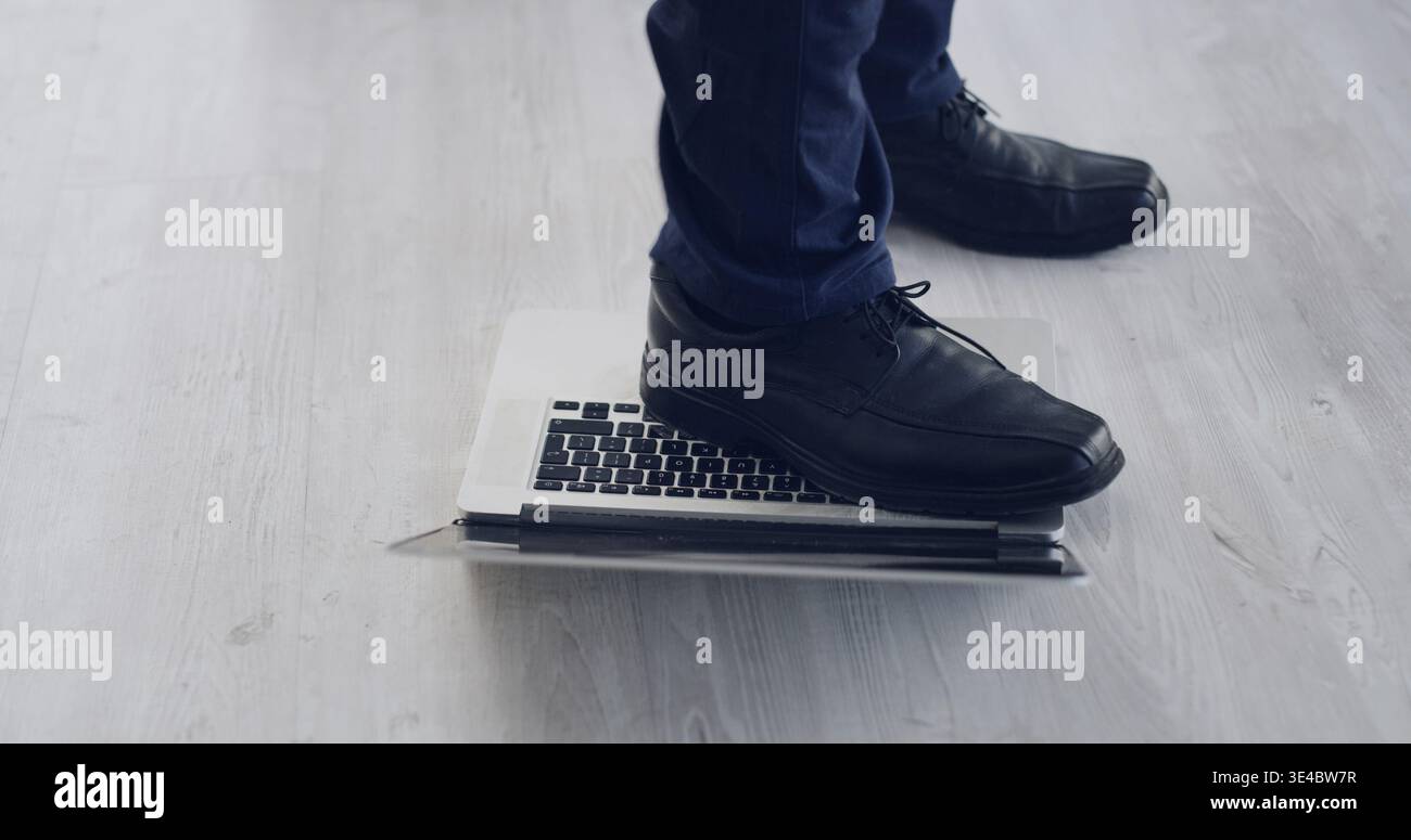 Füße, Person und Stand auf dem Laptop, um technische Probleme, technische Probleme und Hardwarefehler zu beschädigen. Frustriert, Mitarbeiter und zerstören pc wegen Fehlfunktion, System Stockfoto