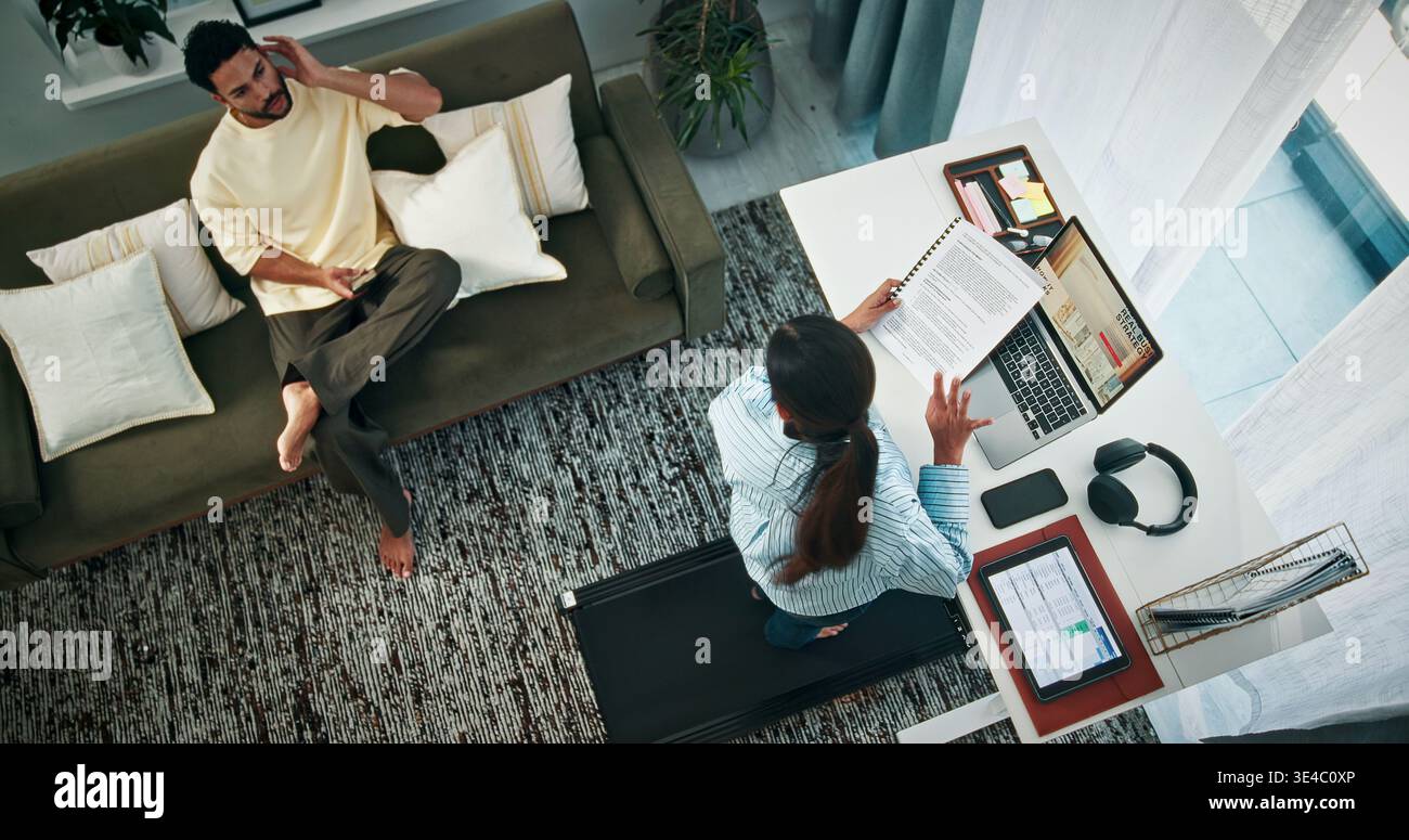 Frau, Multitasking und Laptop für die Fernarbeit von zu Hause aus, Diskussion und mehr im Wohnzimmer. Mitarbeiter, freiberuflicher Job und Gespräch mit Stockfoto