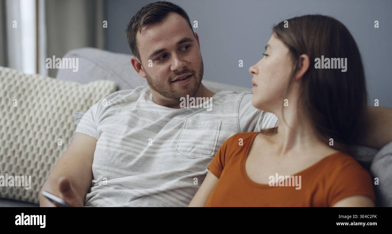 Entspannen Sie sich, sprechen Sie oder telefonieren Sie mit einem Paar auf dem Sofa, um Streaming, Konversation und Post in sozialen Medien zu senden. Diskussion, Verbindung und Verbindung mit Mann und teilen Stockfoto