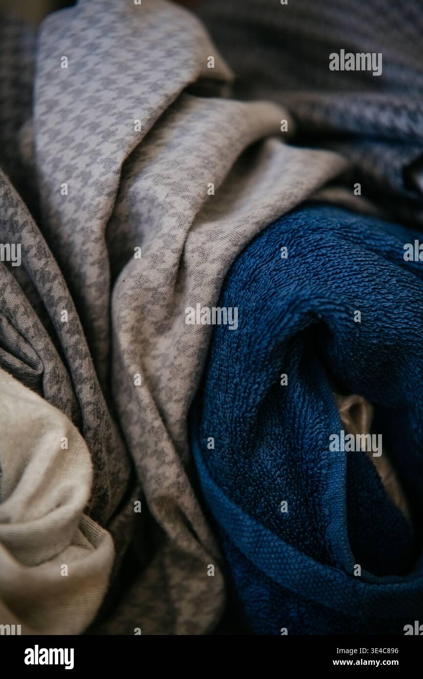 Stapelbare Handtücher und Stoffe zu Hause Stockfoto