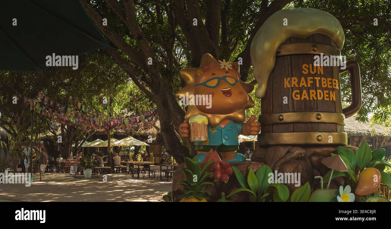 Sun Kraftbeer Garden Maskottchen-Statue auf schattiger Terrasse, Phu Quoc Vietnam Stockfoto