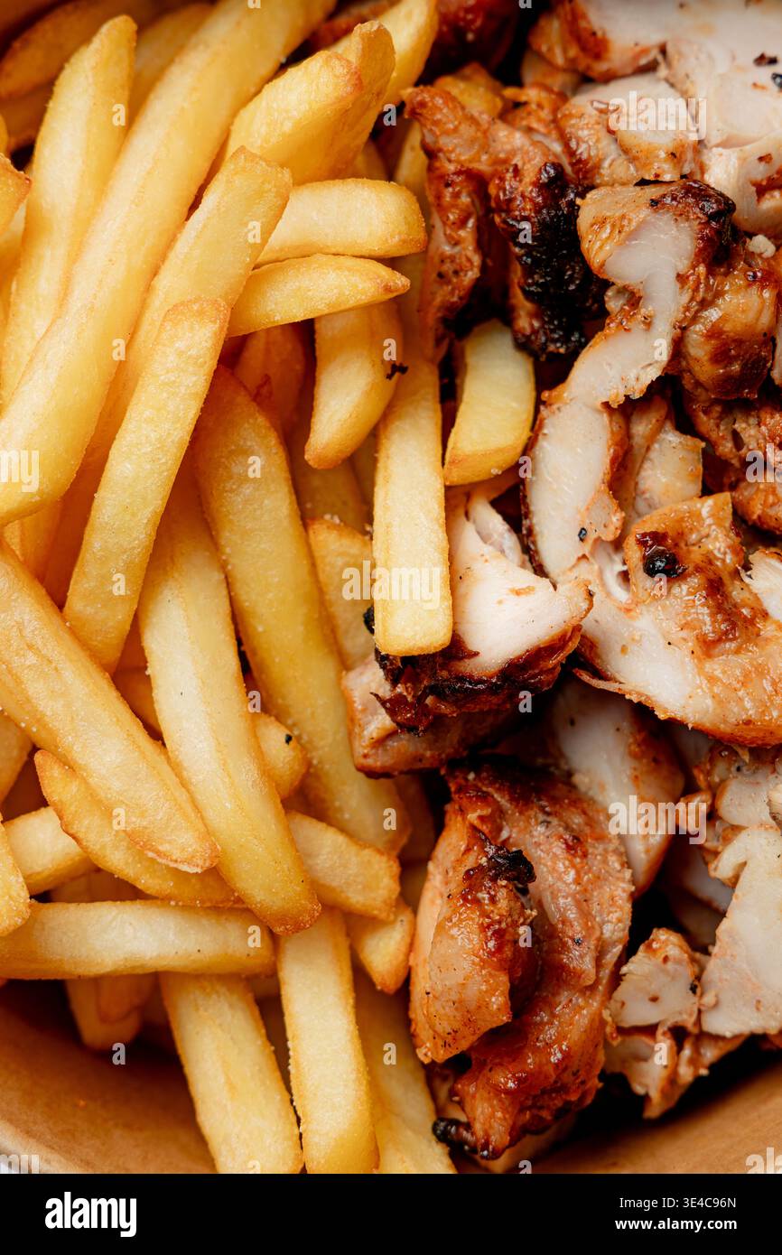 Die Textur von Kebab und Pommes Frites ist isoliert Stockfoto