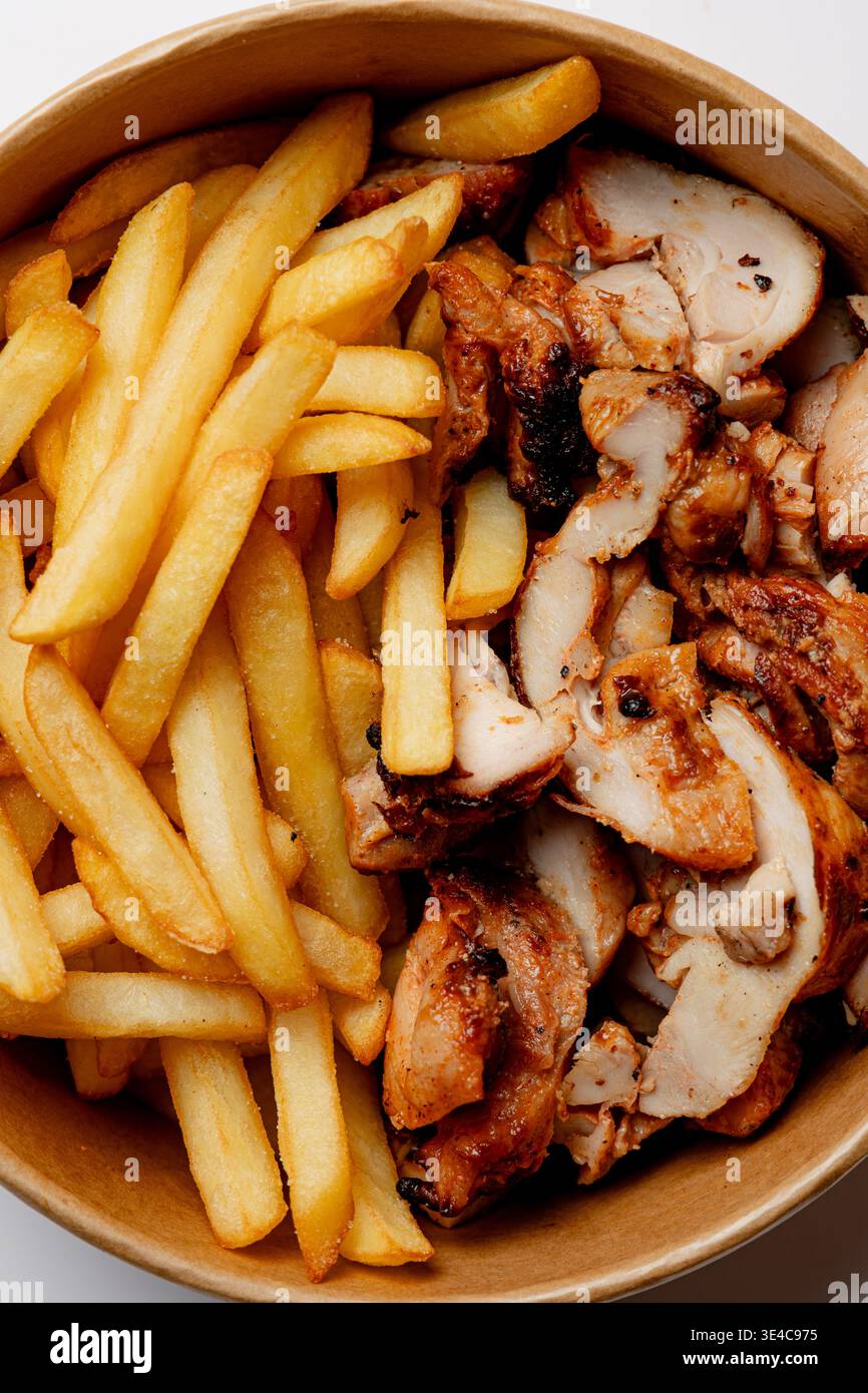 Die Textur von Kebab und Pommes Frites ist isoliert Stockfoto