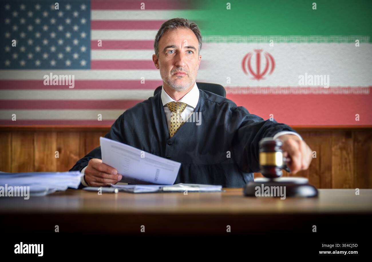 Ein seriöser männlicher Richter liefert ein Urteil mit Hammer und Dokumenten, mit verschwommenen Fahnen der USA und des Iran, die ein rechtliches Urteil in geopolitischer Hinsicht darstellen Stockfoto