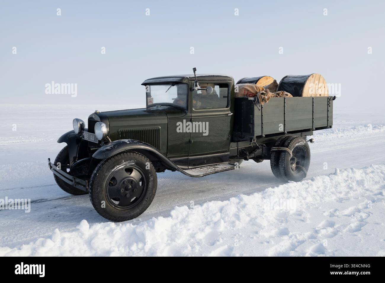 KOKKOREVO, RUSSLAND - 25. FEBRUAR 2026: Ein sowjetischer Lkw der GAZ-AA (eineinhalb Tonnen) auf der Eisstraße "Road of Life" an einem Februartag. Historisch Stockfoto