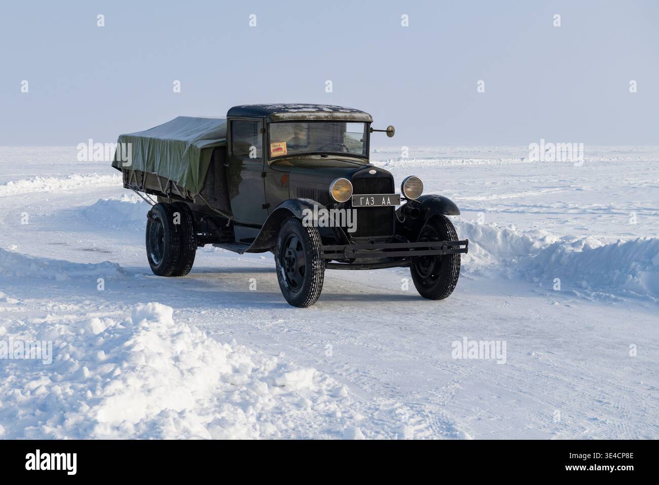 KOKKOREVO, RUSSLAND - 25. FEBRUAR 2026: Sowjetischer Lkw GAZ-AA (eineinhalb Tonnen) auf der „Straße des Lebens“ an einem frostigen Februartag. Ladoga See Ladoga, Le Stockfoto