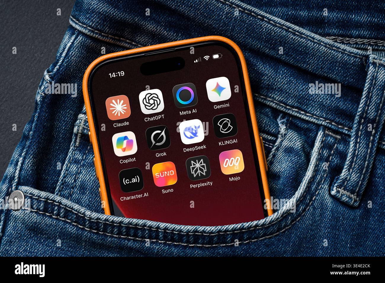 Antalya, Türkei - 24. März 2026: Smartphone zeigt mehrere KI-Apps in Jeans-Taschen-Nahaufnahme Stockfoto