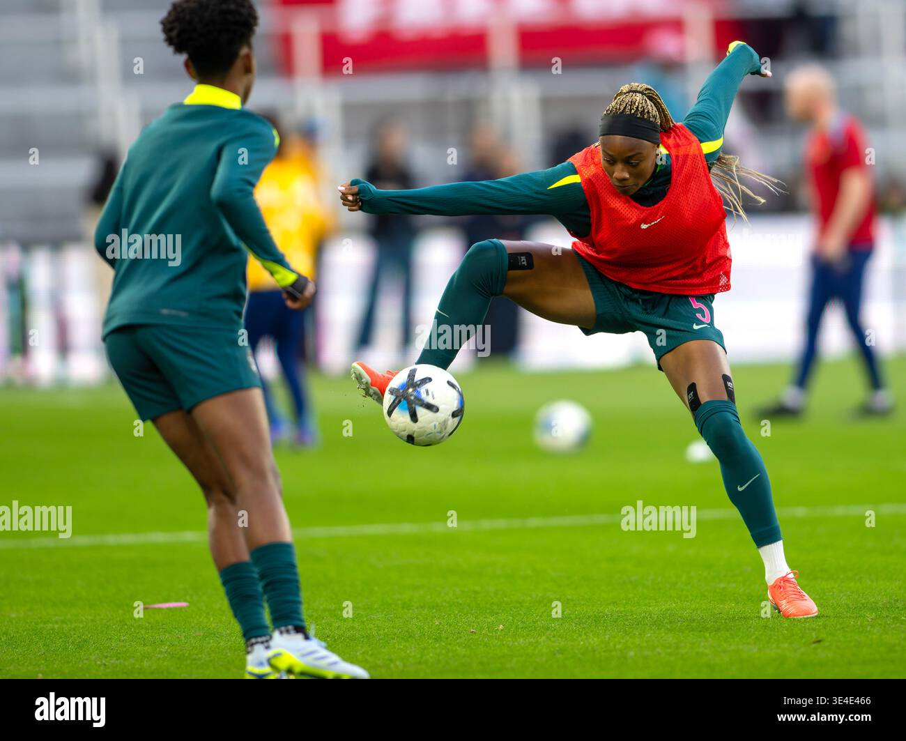Eine Fußballspielerin wärmt sich vor einem Spiel auf. Stockfoto