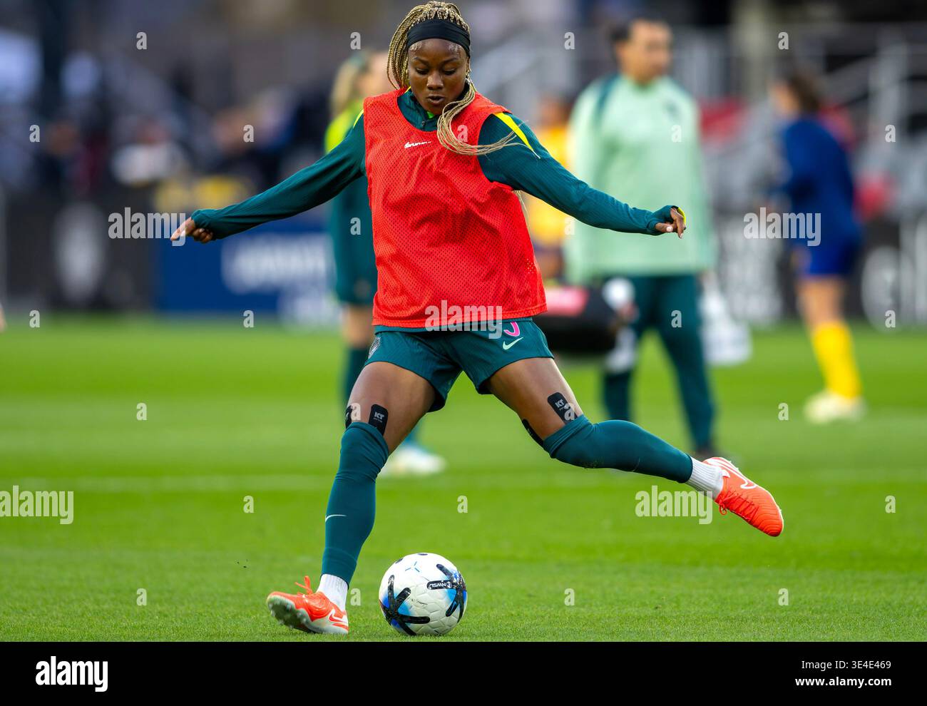 Eine Fußballspielerin wärmt sich vor einem Spiel auf. Stockfoto
