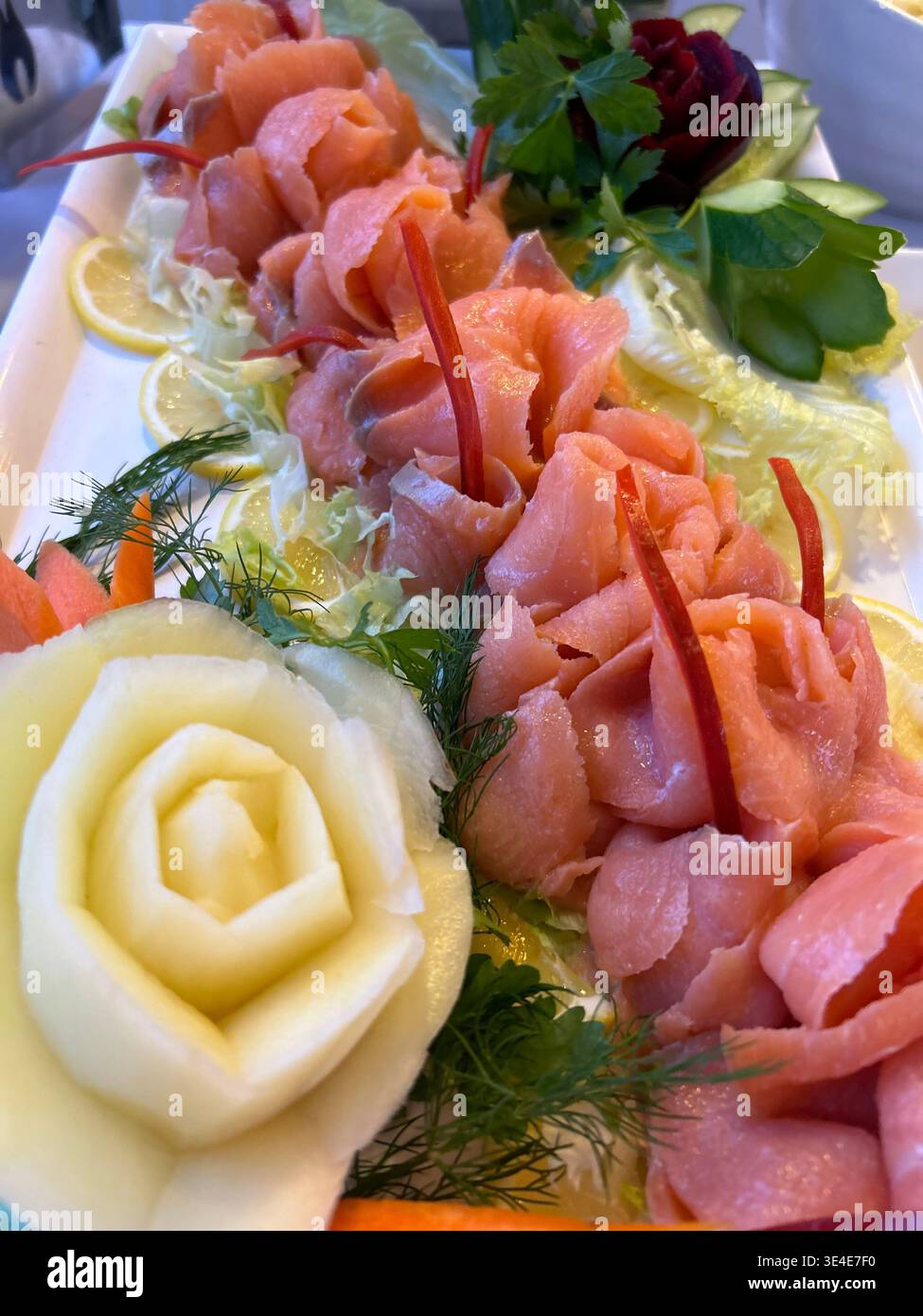 Kalte Buffetpräsentation mit Räucherlachs Stockfoto