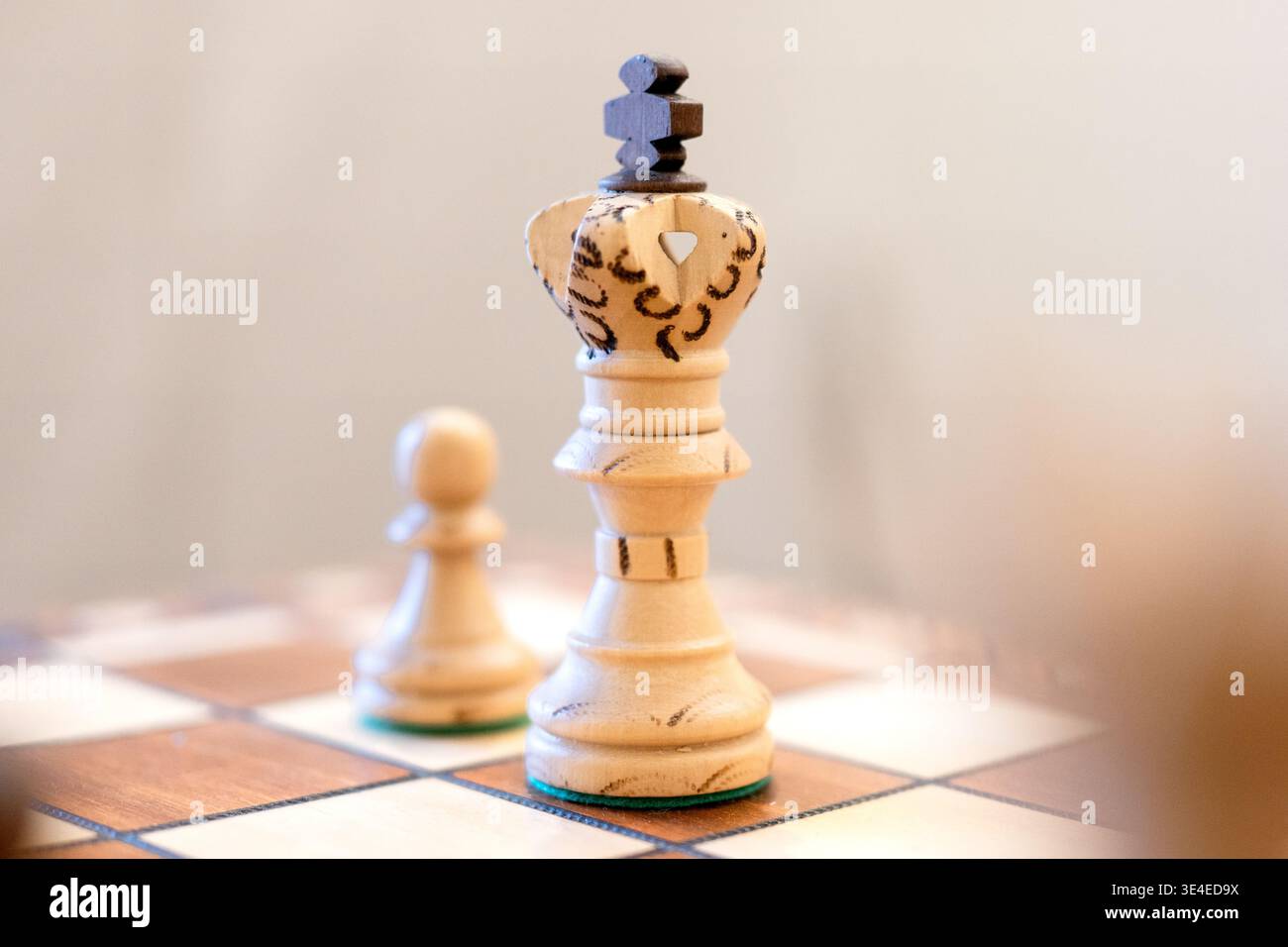 Schachfiguren auf einem Schachbrett, geringe Schärfentiefe. Stockfoto
