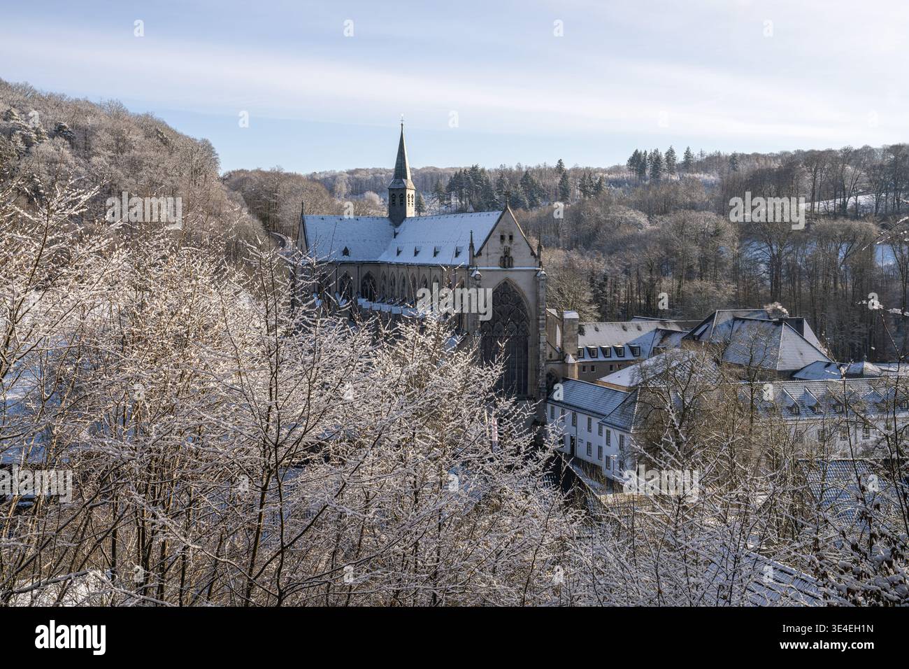 Odenthal, Deutschland - 11. Januar 2026: Dom Altenberg an einem kalten Wintertag am 11. Januar 2026 in Odenthal Stockfoto