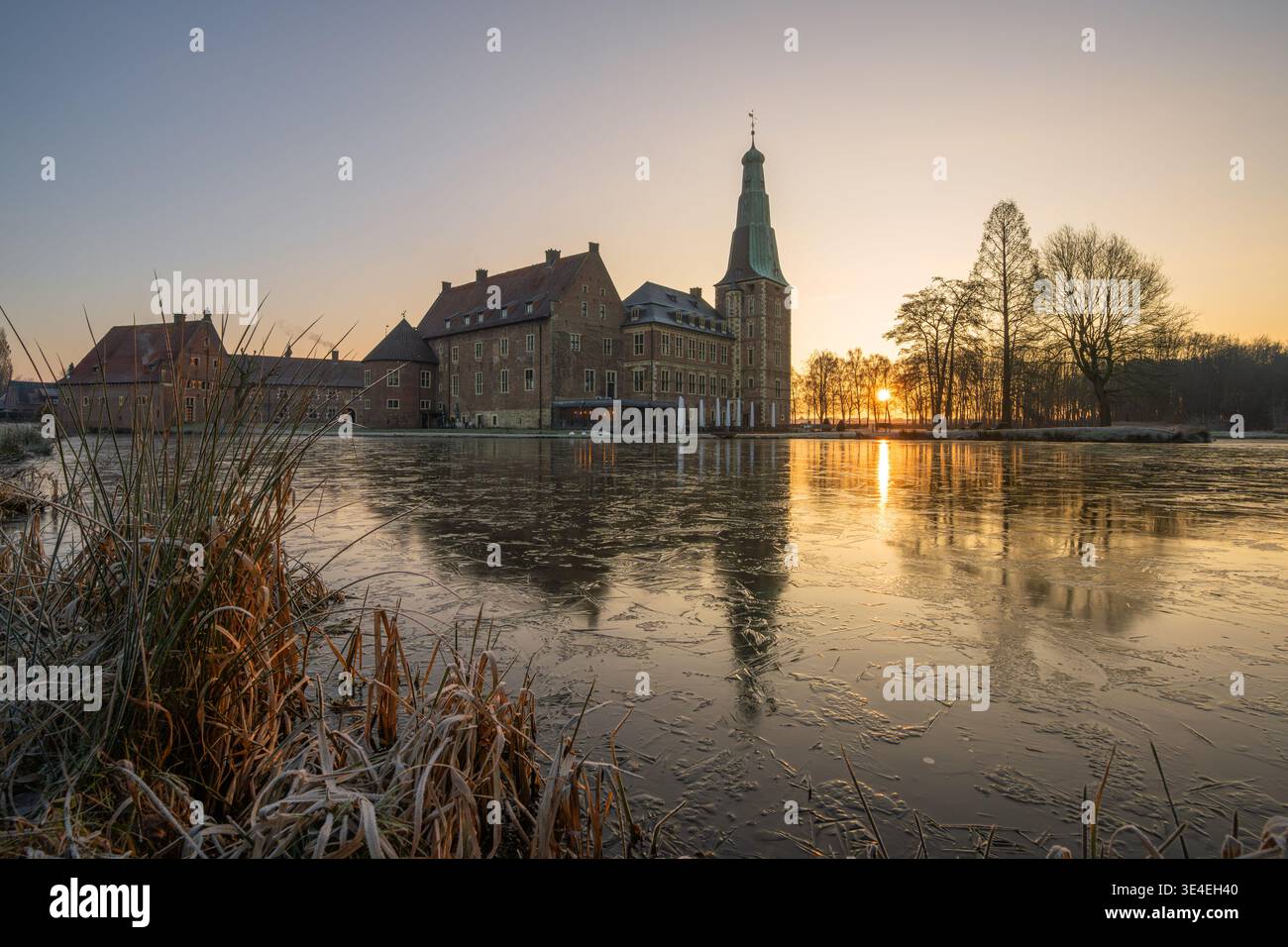 Raesfeld, Deutschland - 15. Februar 2026: Schloss Raesfeld im Morgenlicht am 15. Februar 2026 in Nordrhein-Westfalen Stockfoto