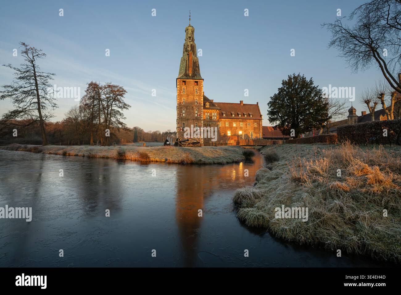 Raesfeld, Deutschland - 15. Februar 2026: Schloss Raesfeld im Morgenlicht am 15. Februar 2026 in Nordrhein-Westfalen Stockfoto