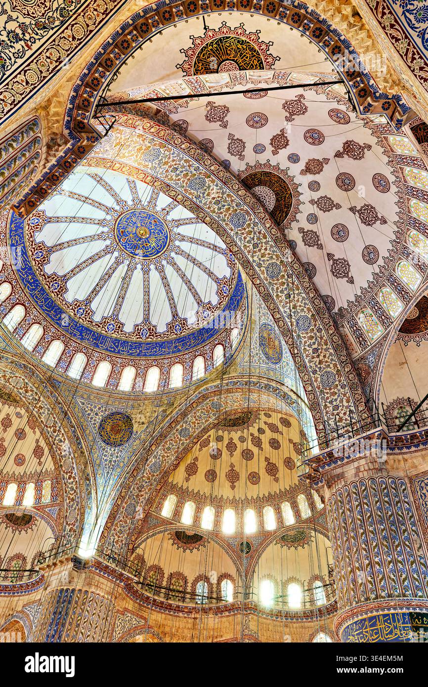 Das Innere der Blauen Moschee zeigt komplizierte Designs, Bögen und Kuppelarchitektur. Besucher bewundern die Schönheit bei Tageslicht. Stockfoto