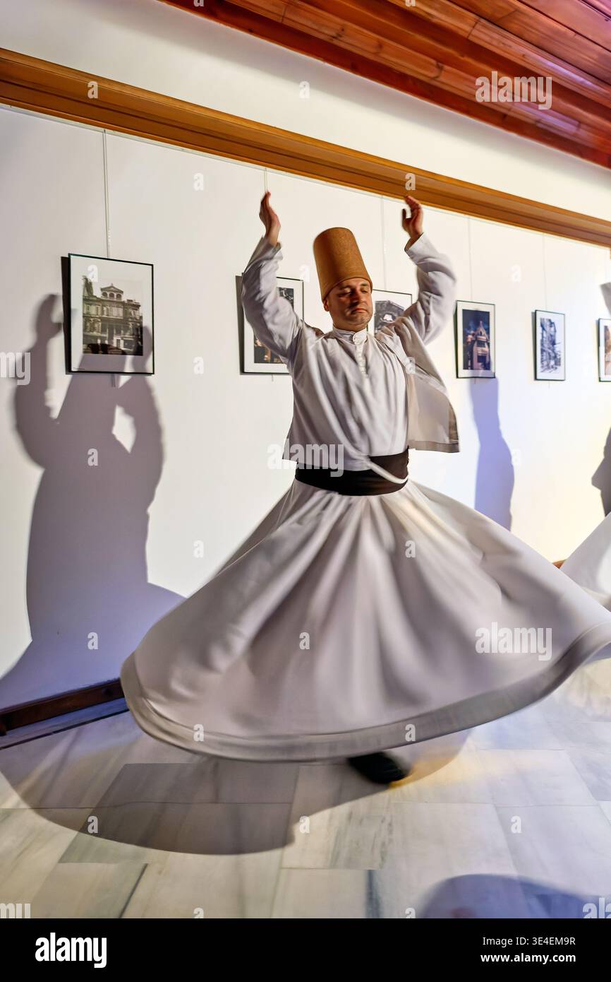 Wirbelnde Derwische führen in Istanbul einen traditionellen Sufi-Tanz auf, der ein reiches kulturelles und spirituelles Erbe hervorhebt. Stockfoto