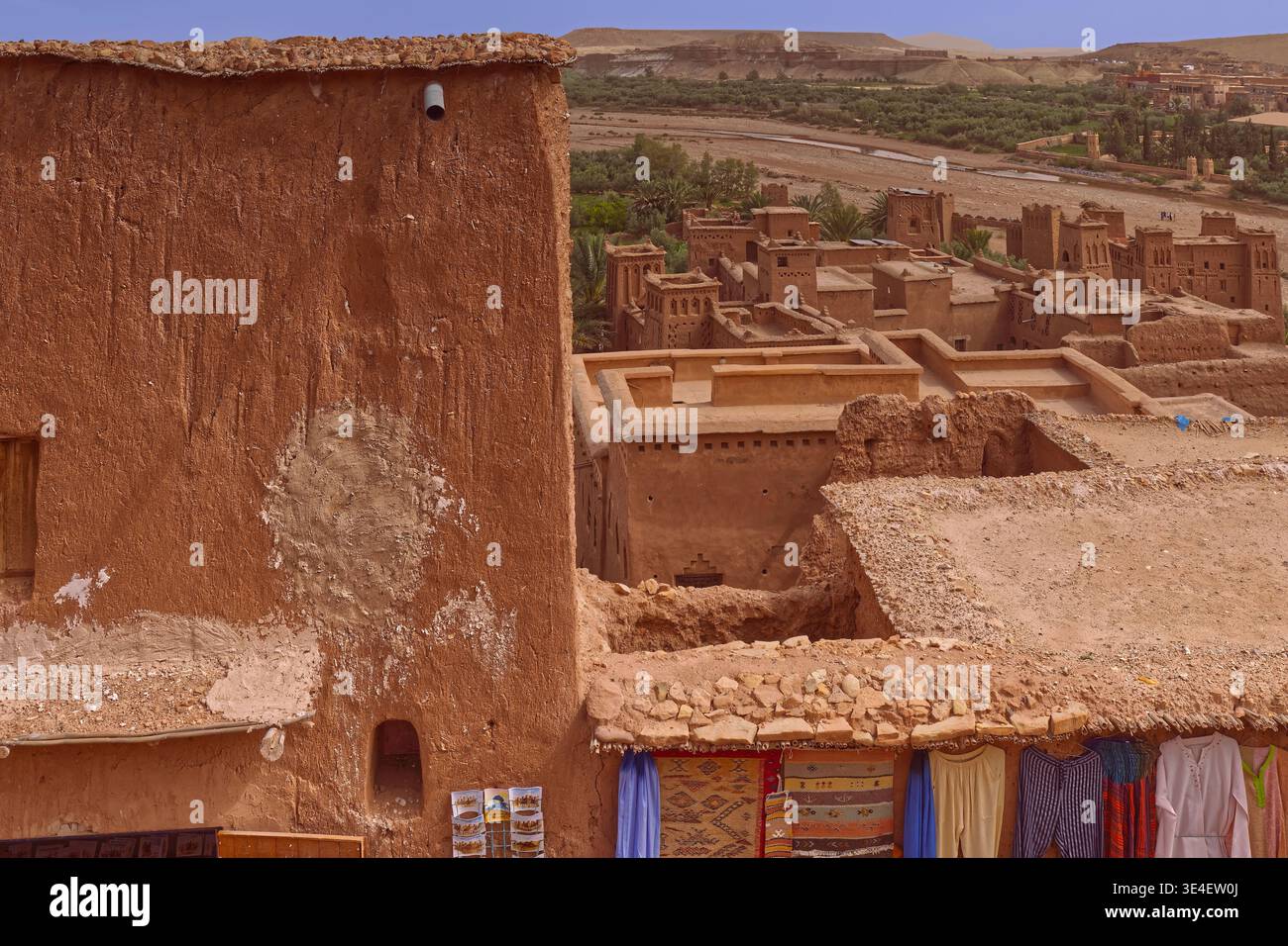 241 Kasbahs (befestigte Wohnungen) in Ait Benhaddou, Ighrem oder ksar (ummauertes Dorf) am Fluss Asif Ounila, vom oberen Teil der Stadt aus gesehen. Marokko Stockfoto