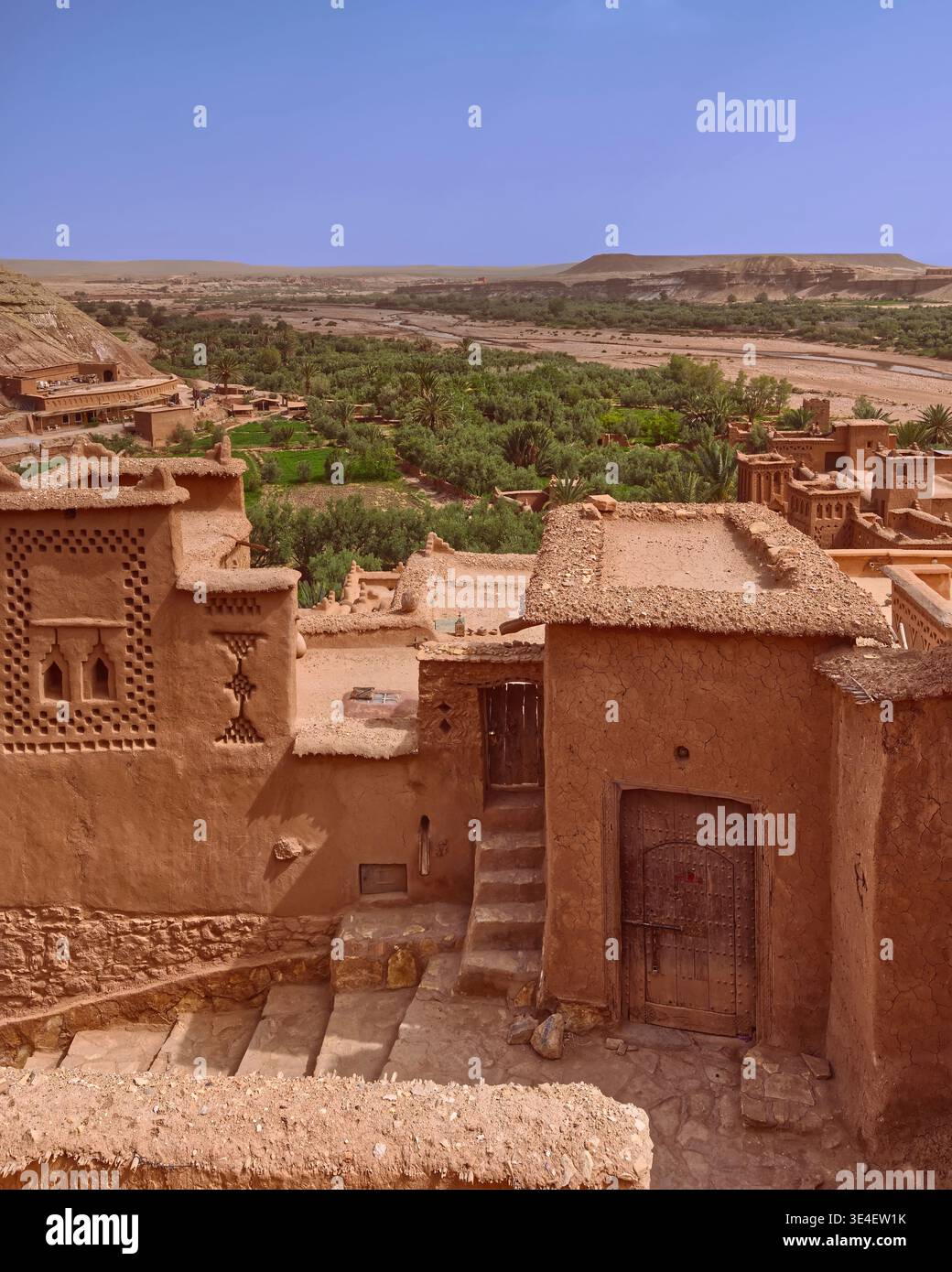 242 Kasbahs (befestigte Wohnungen) in Ait Benhaddou, Ighrem oder ksar (ummauertes Dorf) am Fluss Asif Ounila, vom oberen Teil der Stadt aus gesehen. Marokko Stockfoto
