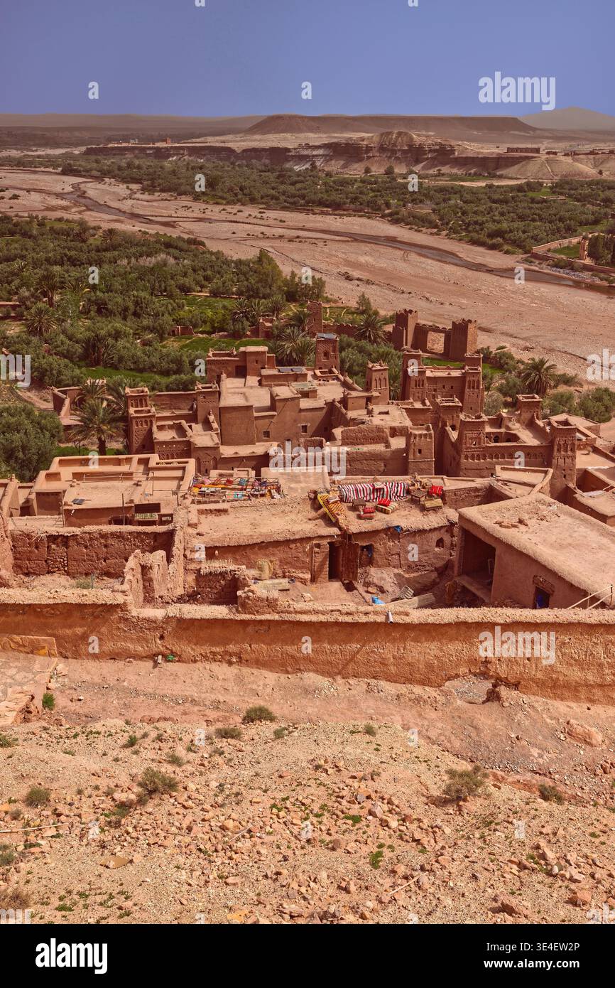 243 Kasbahs (befestigte Wohnungen) in Ait Benhaddou, Ighrem oder ksar (ummauertes Dorf) am Fluss Asif Ounila, vom oberen Teil der Stadt aus gesehen. Marokko Stockfoto