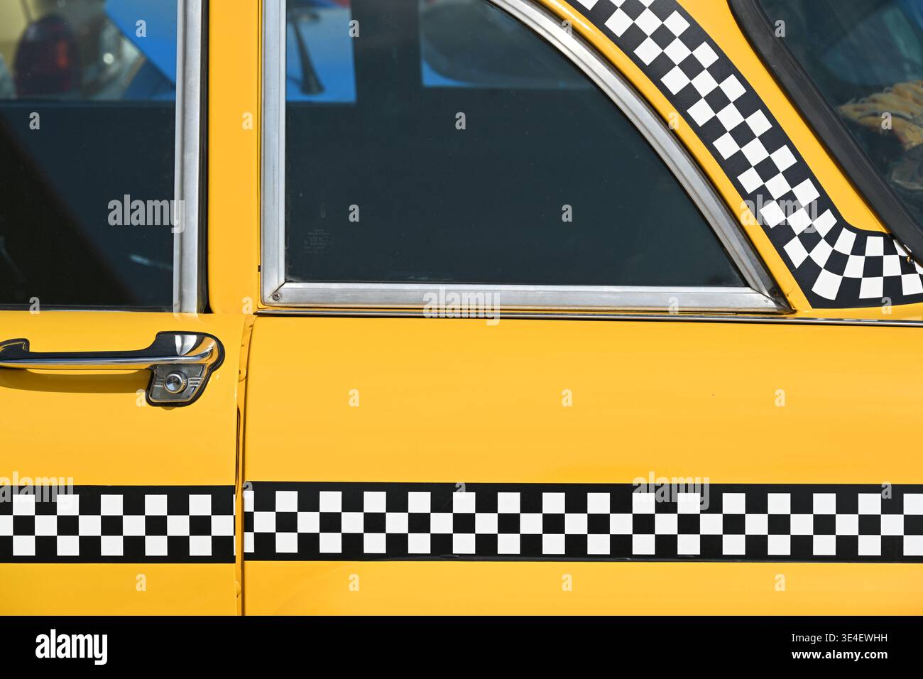 Karosserie, Autotür, Chrom und Check-Muster Details zu Classic oder Vintage New York oder NY Checker Taxi oder Taxicab 1975. Stockfoto