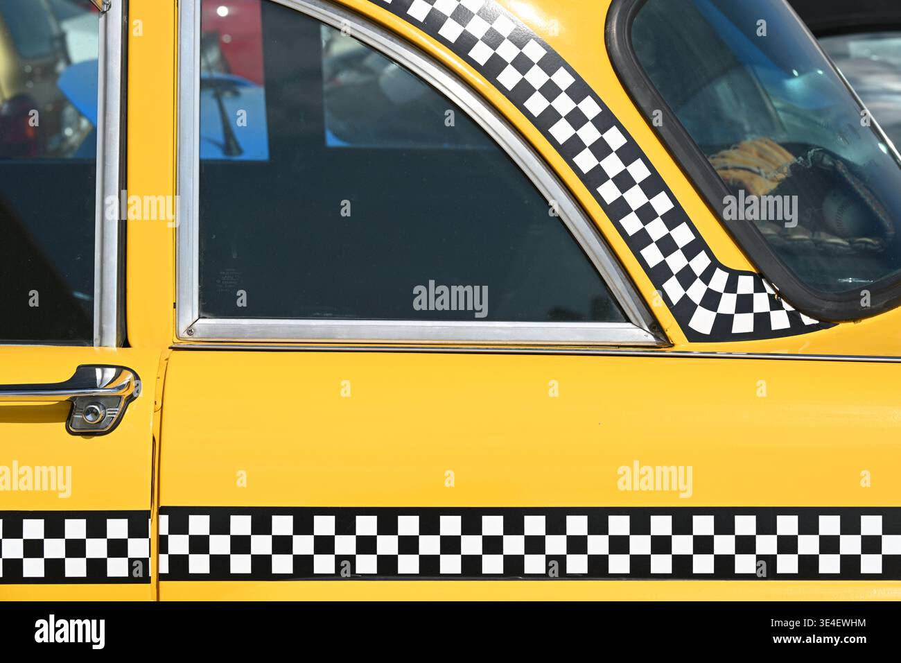 Karosserie, Autotür, Chrom und Check-Muster Details zu Classic oder Vintage New York oder NY Checker Taxi oder Taxicab 1975. Stockfoto