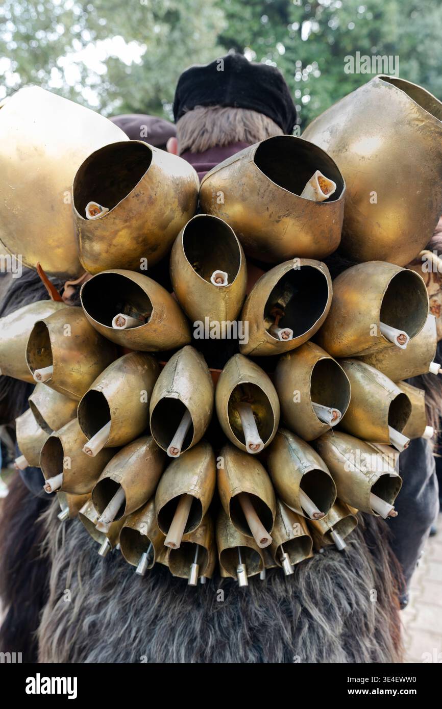 Mamuthone Kostümbestandteile mit schwarzer Maske, Lammfell und Kuhglocken, Mamoiada, Sardinien, Italien Stockfoto