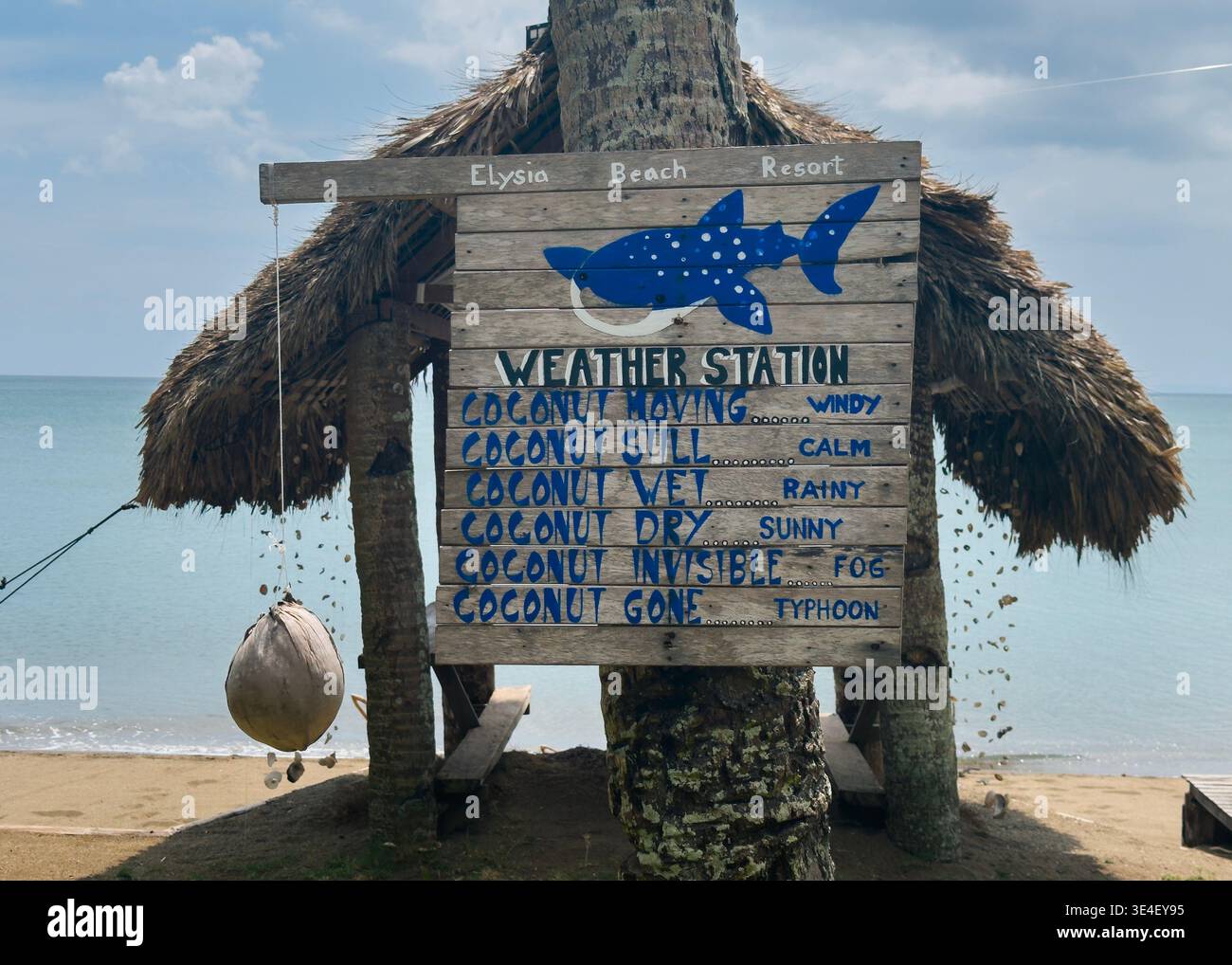 Verspieltes Coconut Weather Station Schild im Elysia Beach Resort, das Kokosnüsse verwendet, um sonnige, windige, regnerische und stürmische Bedingungen auf humorvolle Weise zu zeigen Stockfoto