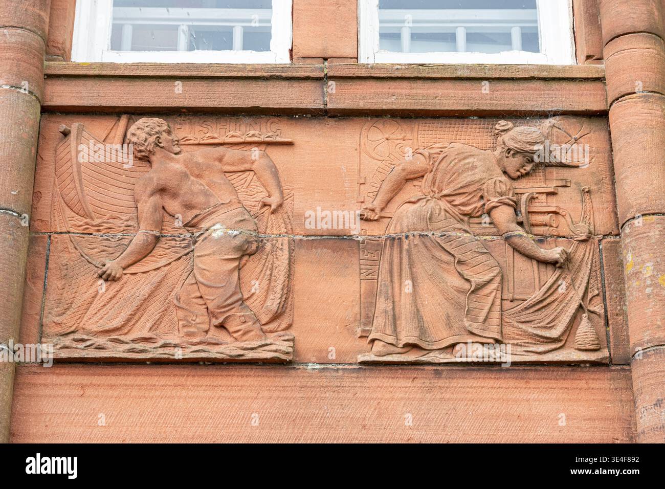 Geschnitzte Skulpturen auf der Außenseite des Campbeltown Museums, die lokale Beschäftigung - Fischerei und Netzbau - in Campbeltown, Argyll & Bute, Schottland Großbritannien darstellen Stockfoto