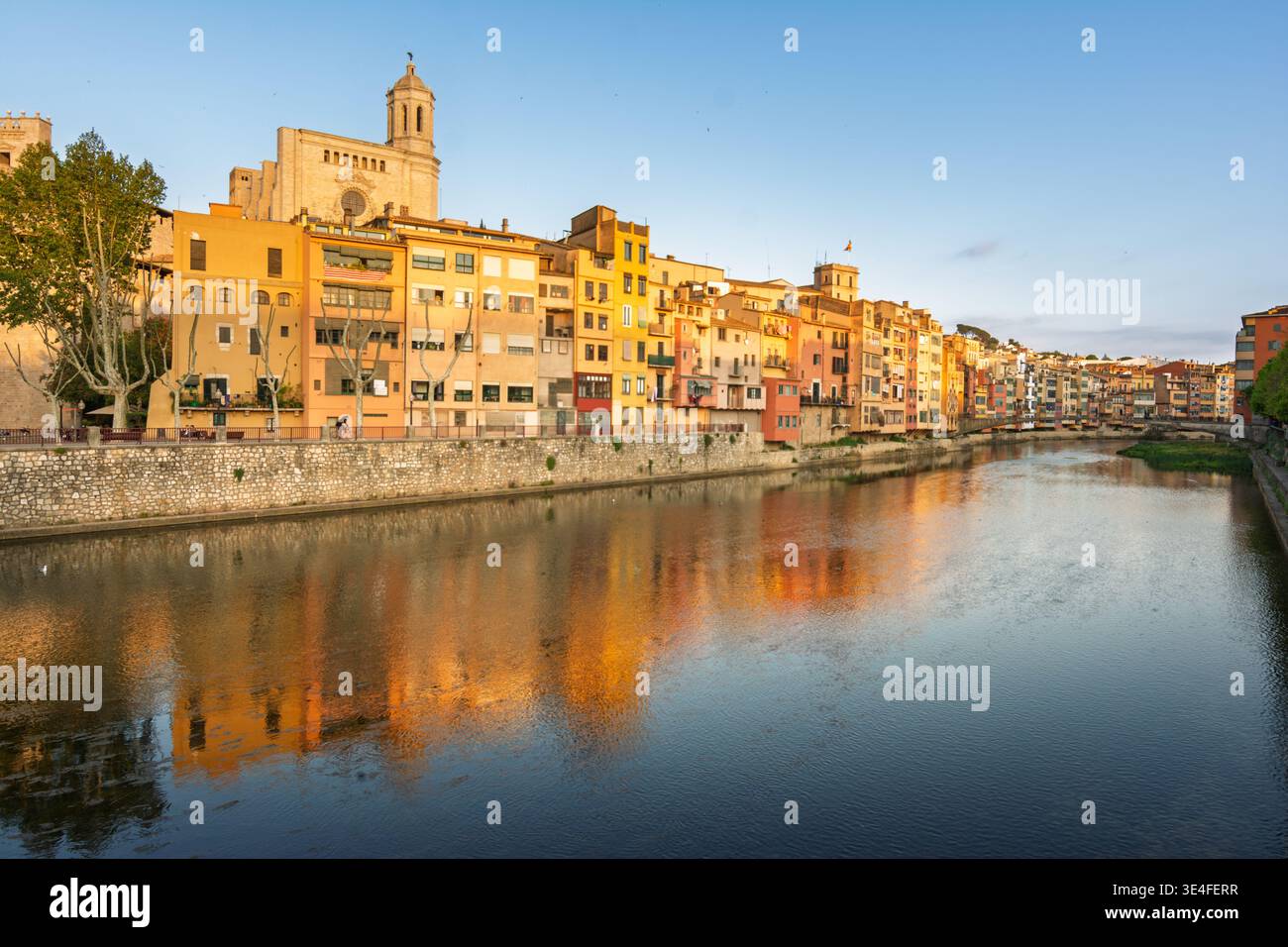 Häuser am Fluss Girona Onyar und Kathedrale Stockfoto