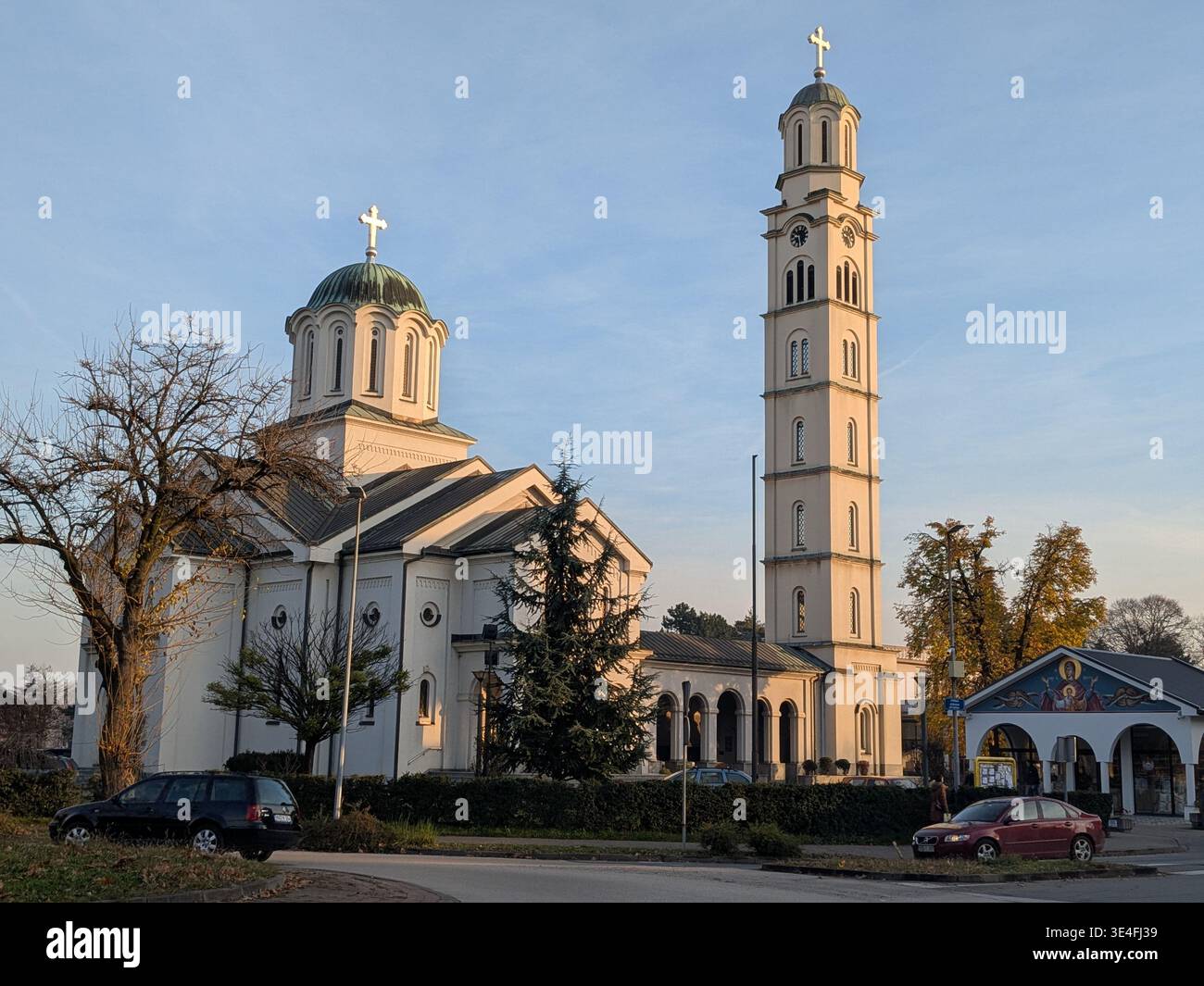 Kathedrale der Geburt der Heiligen Jungfrau Maria (Саборни храм Рођења Пресвете Богородице). Bijeljina (Бијељина), Bosnien und Herzegowina. - Smartphone-aufgenommenes Stockfoto
