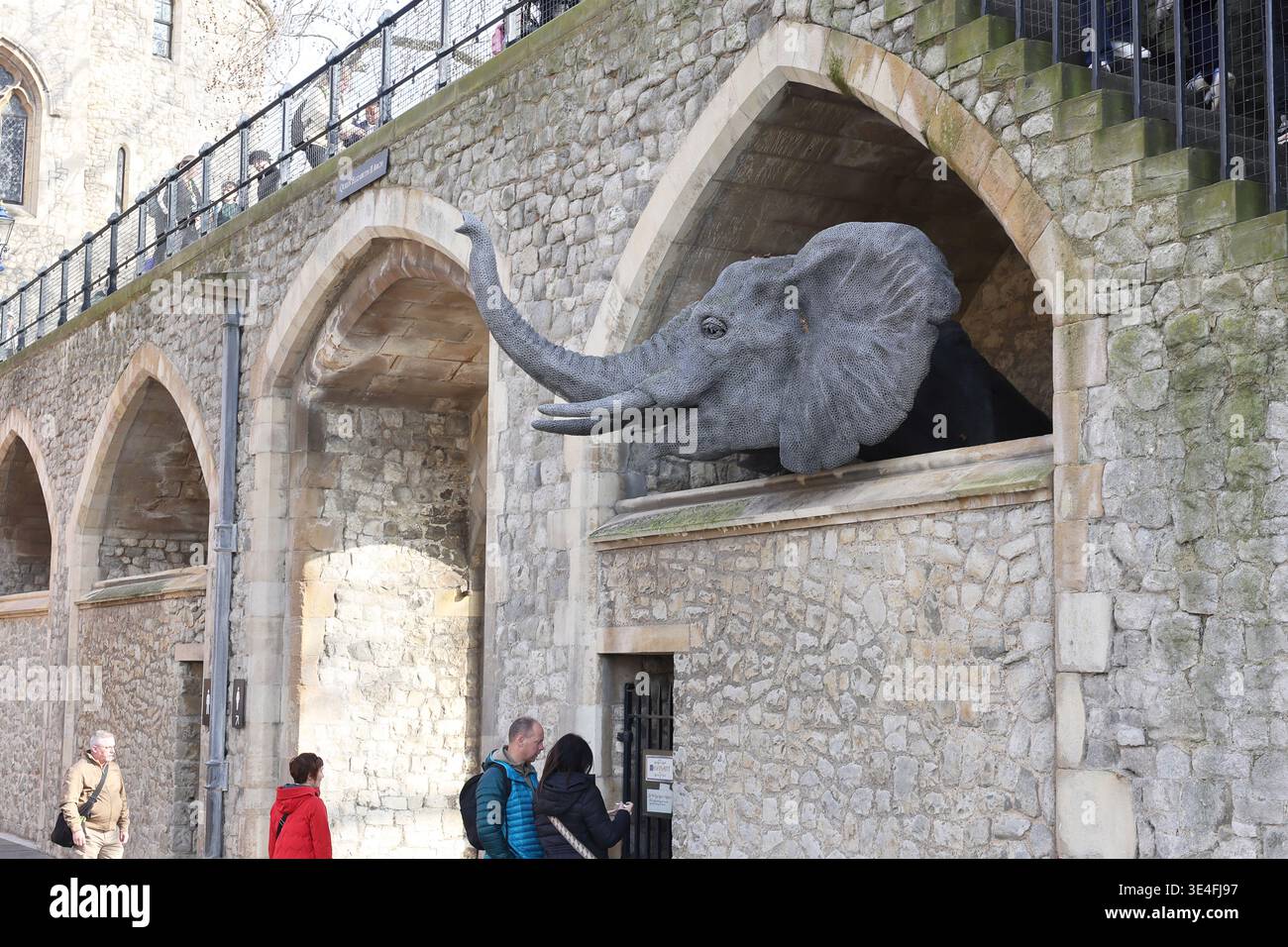 600 Jahre lang wurden Tiere im Tower of London gehalten, 2010 wurde Kendra Haste beauftragt, 13 Drahtskulpturen einiger Tiere zu erstellen. Stockfoto