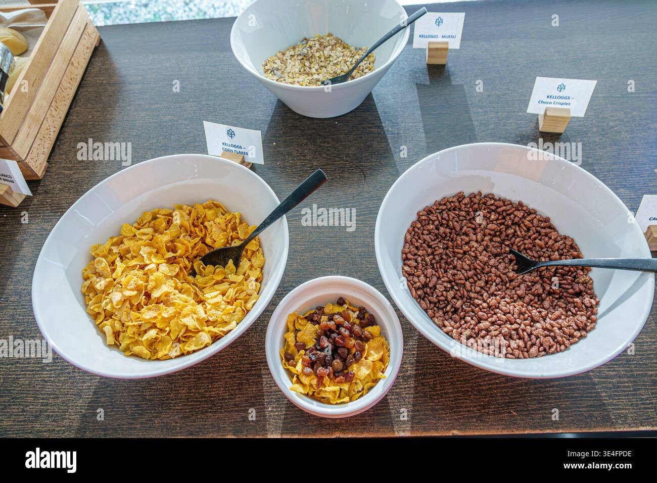 Malaga Spanien, Andalusien, Holiday Inn Express Hotel, Inneneinrichtung, Frühstücksbüfett Müsli Kellogg's Cornflakes Choco Crispies Müsli Schüsseln Essensdispla Stockfoto