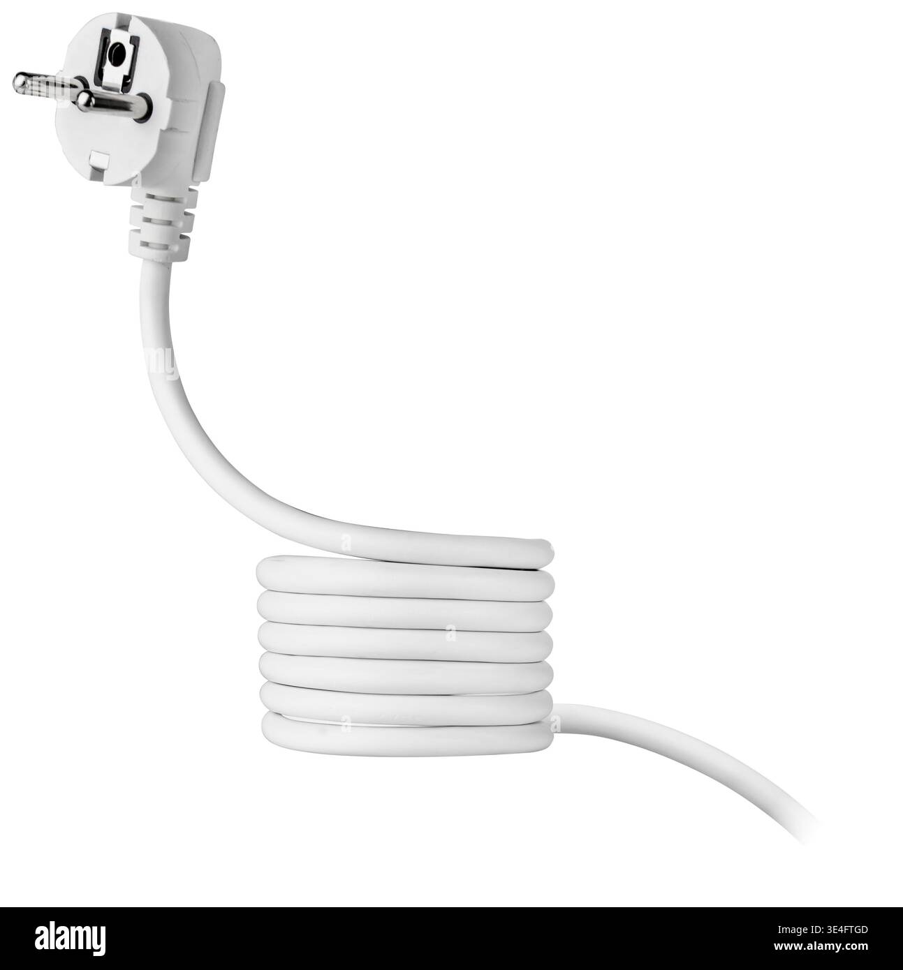 Elektrokabel mit Stecker vor weißem Hintergrund – minimalistische Studioaufnahme Stockfoto