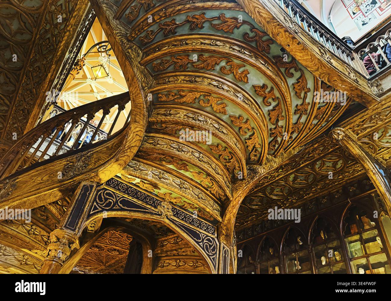 Livraria Lello, Innenansicht der Buchhandlung Lello mit reicher Dekoration der geschwungenen Holztreppe von unten, Porto, Portugal Stockfoto