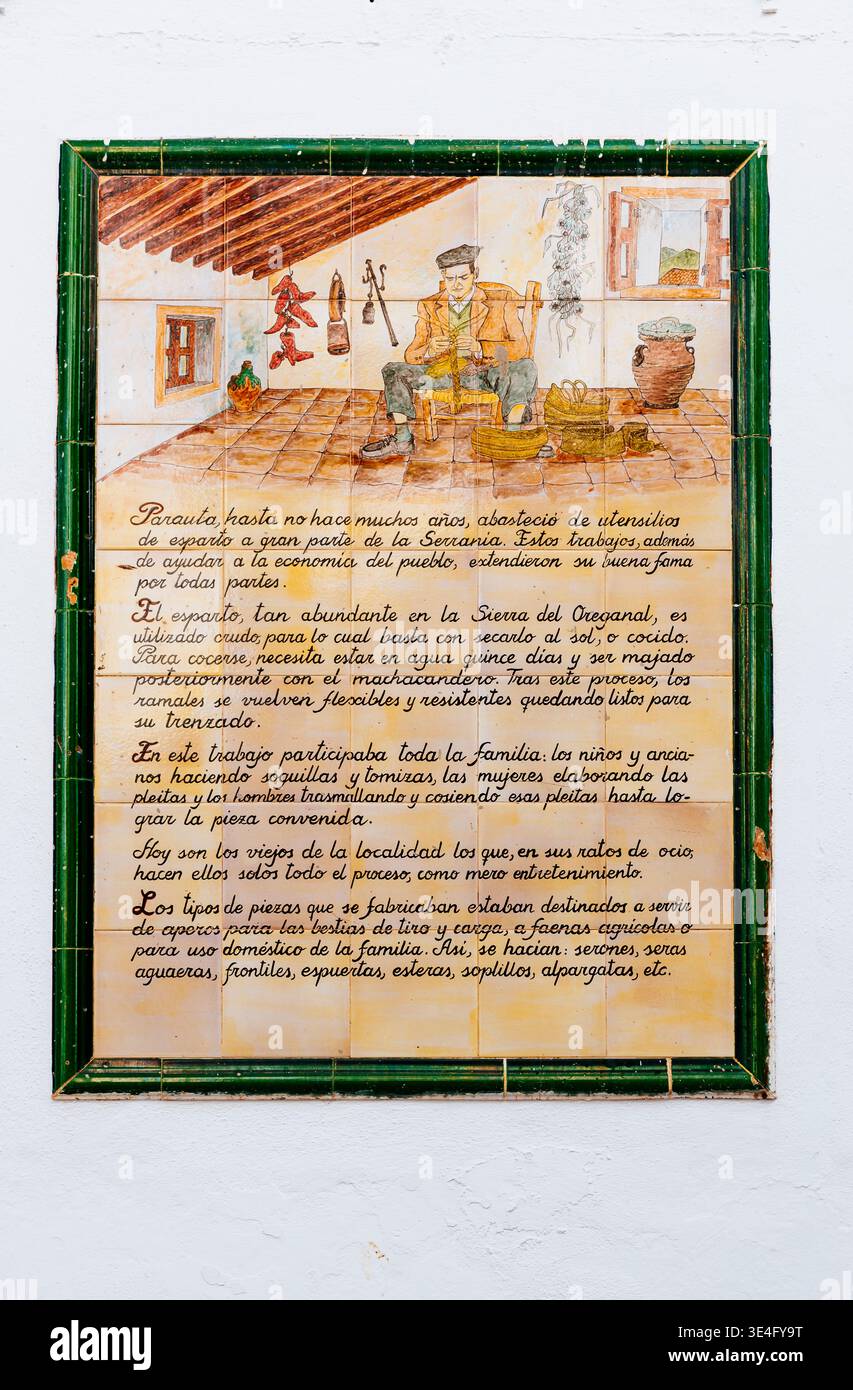 Keramische Plaque mit Informationen über Esparto-Gras-Utensilien. Espartogras war eine Industrie des Dorfes in der Antike. Parauta, Sierra de Ronda, Stockfoto