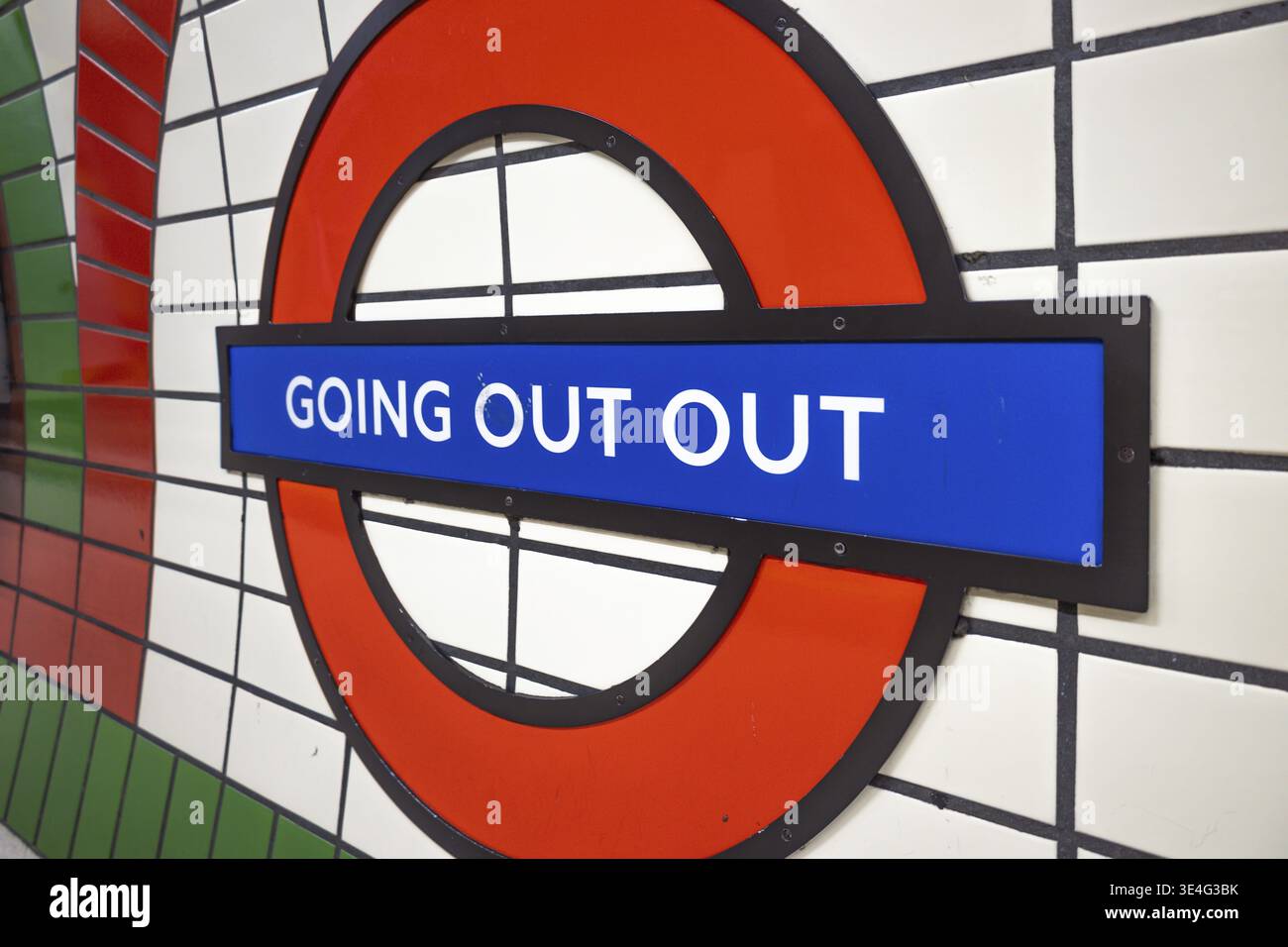 Eine Nahaufnahme des legendären Londoner U-Bahn-Rundgangs mit der Slang-Phrase aus der Nähe. London, UK, 8. Juni 2024 Stockfoto