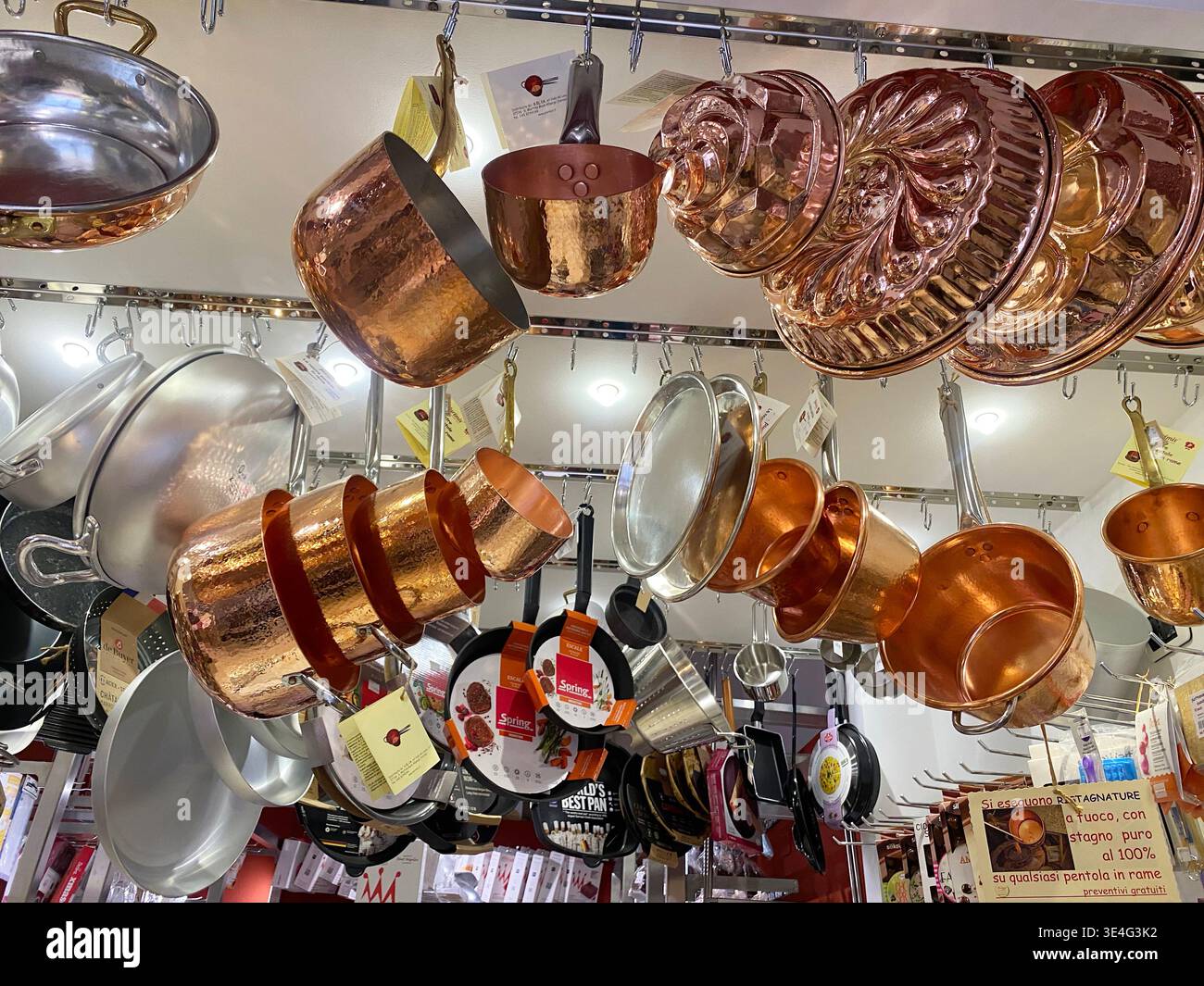 Verona, Italia - 24. März 2026: Kochgeschirr aus Kupfer hängt an der Ausstellung in einem Küchenartikelladen, mit Töpfen, Pfannen und verschiedenen Utensilien in einem lebendigen Stockfoto