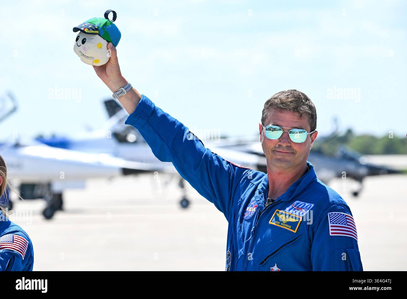 NASA-Astronaut und Kommandeur der Artemis-II-Mission, Reid Wiseman, hält den „Zero G“-Indikator hoch und zeigt ihn den Medien, nachdem er am Freitag, den 27. März 2026 im Kennedy Space Center in Florida angekommen ist. Wiseman wird die Artemis-II-Mission der NASA kommandieren, die zum Mond fliegen und ihn umrunden wird. Foto: Joe Marino/UPI Credit: UPI/Alamy Live News Stockfoto