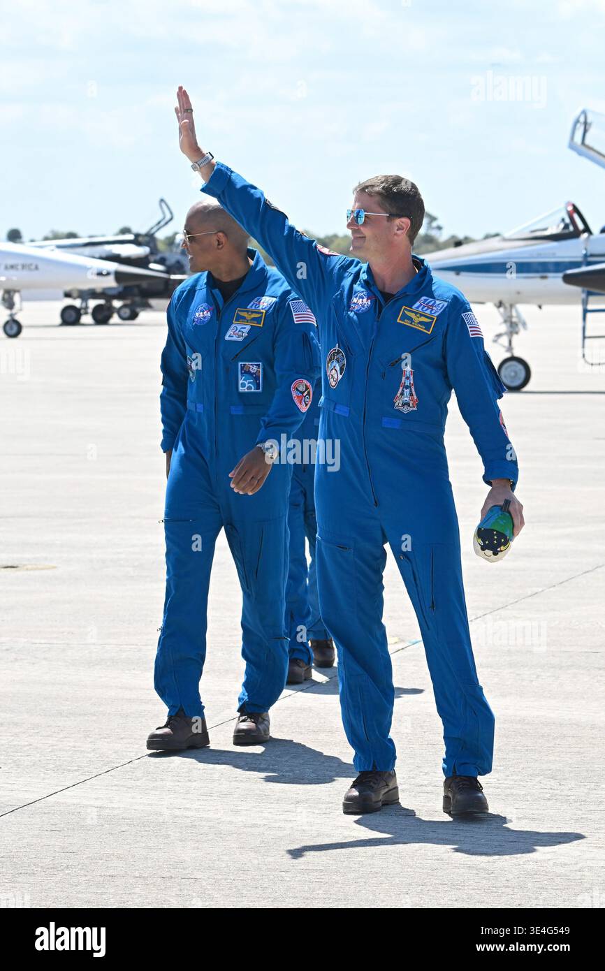 Der NASA-Astronaut und Kommandeur der Artemis-II-Mission Reid Wiseman winkt den Medien und den NASA-Technikern zu, nachdem er am Freitag, den 27. März 2026, im Kennedy Space Center in Florida angekommen ist. Wiseman wird die Artemis-II-Mission der NASA kommandieren, die zum Mond fliegen und ihn umrunden wird. Foto: Joe Marino/UPI Credit: UPI/Alamy Live News Stockfoto